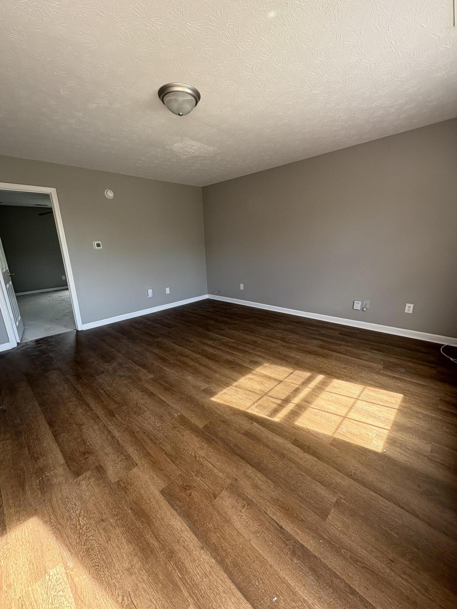 332 E Oak Street Property Photo 4