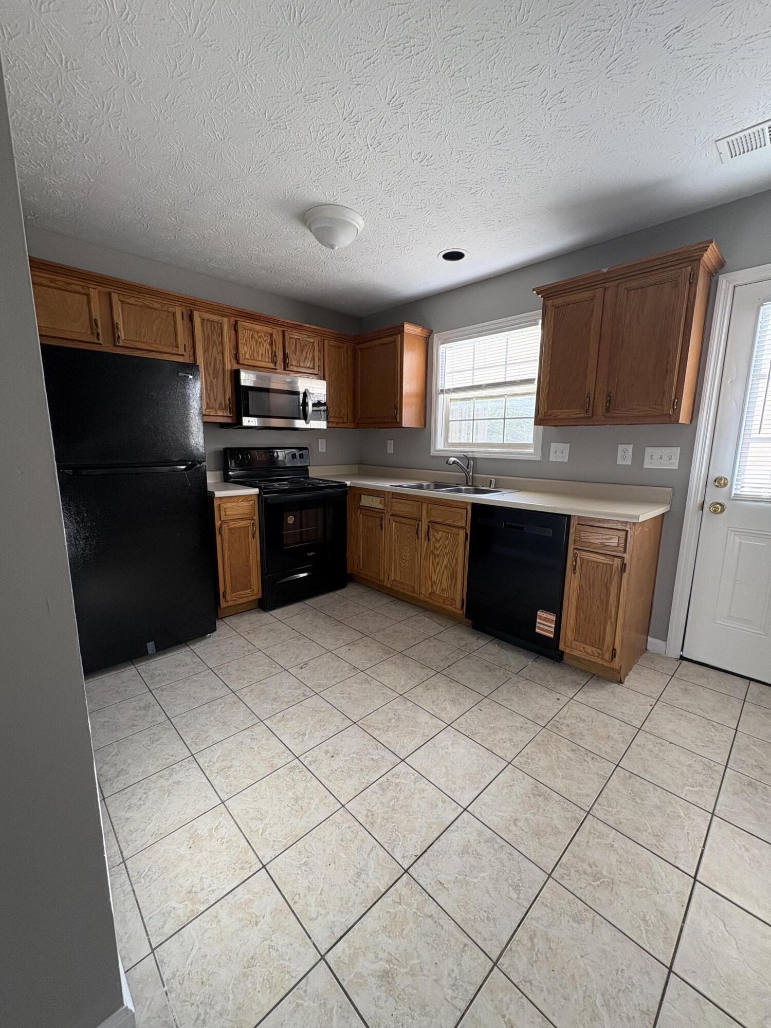 332 E Oak Street Property Photo 7