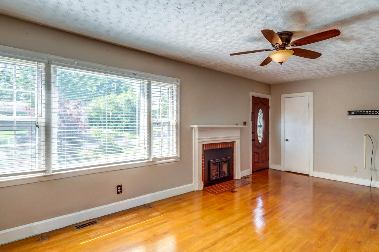 120 Windsor Drive Property Photo 8
