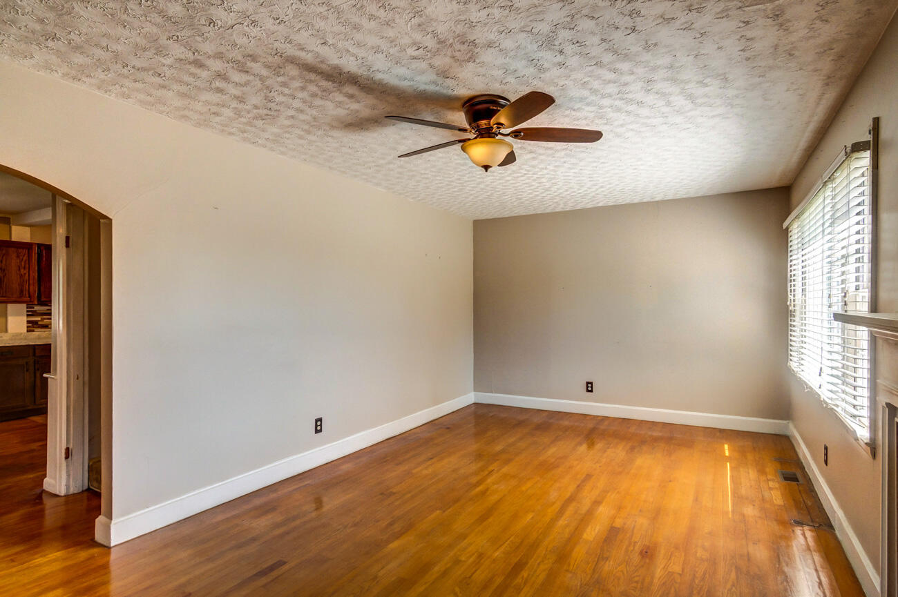 120 Windsor Drive Property Photo 9