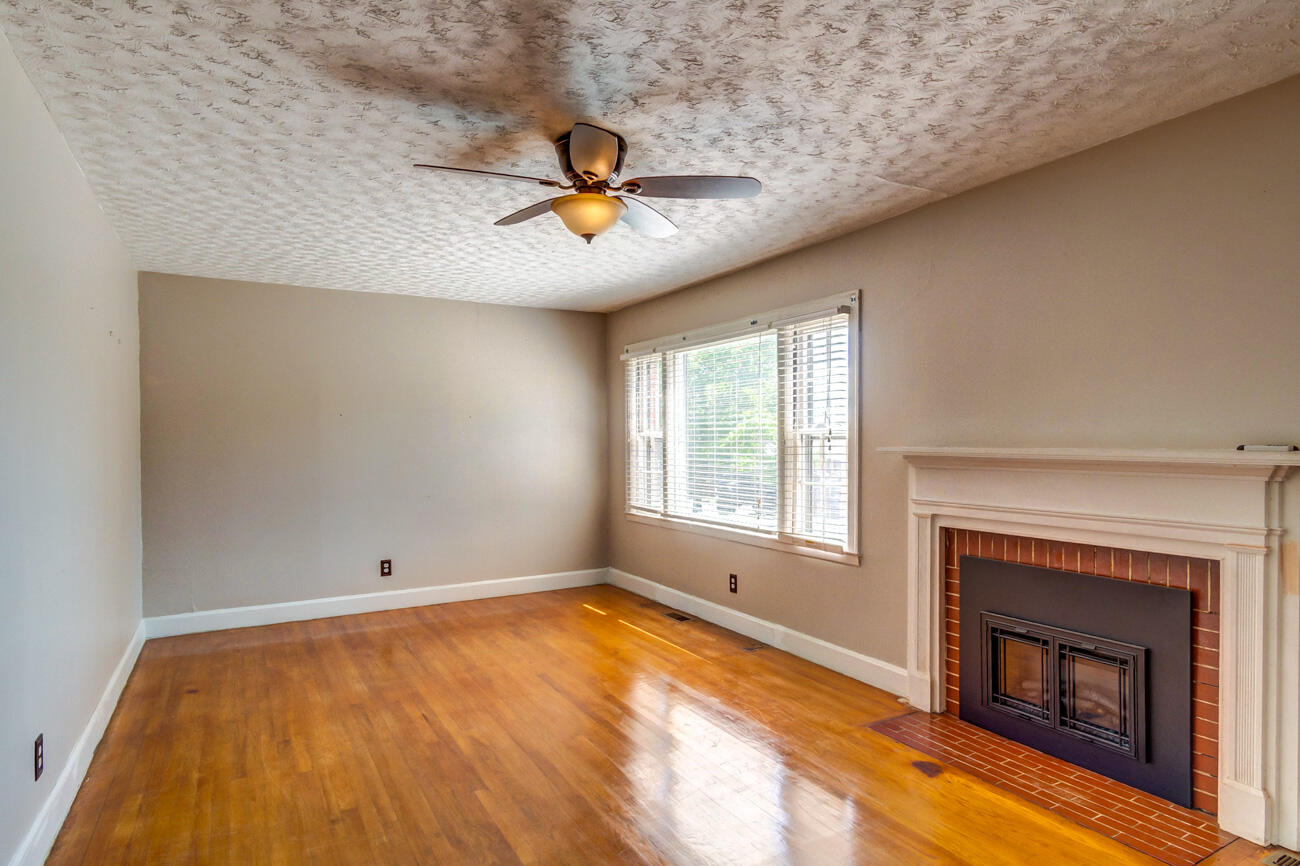 120 Windsor Drive Property Photo 10
