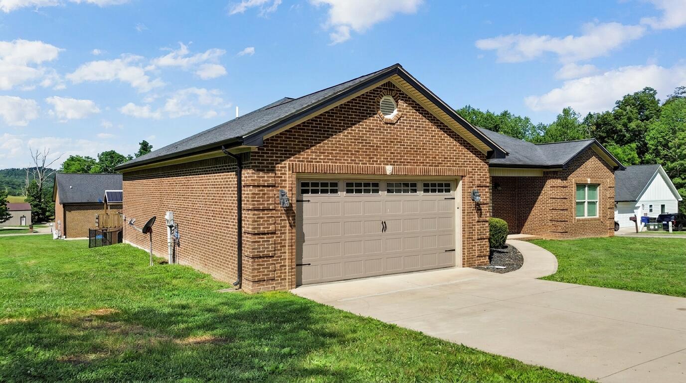 10 E Barrington Drive Property Photo 9