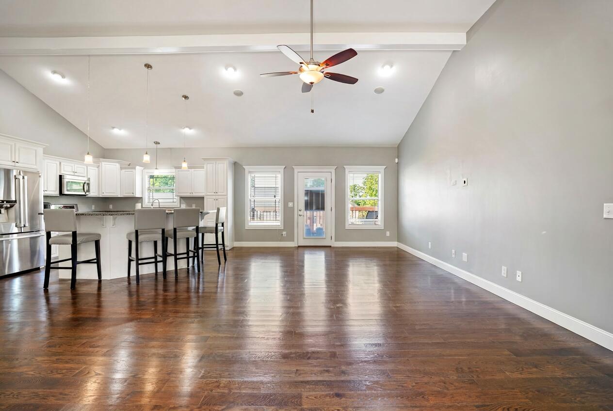 10 E Barrington Drive Property Photo 12