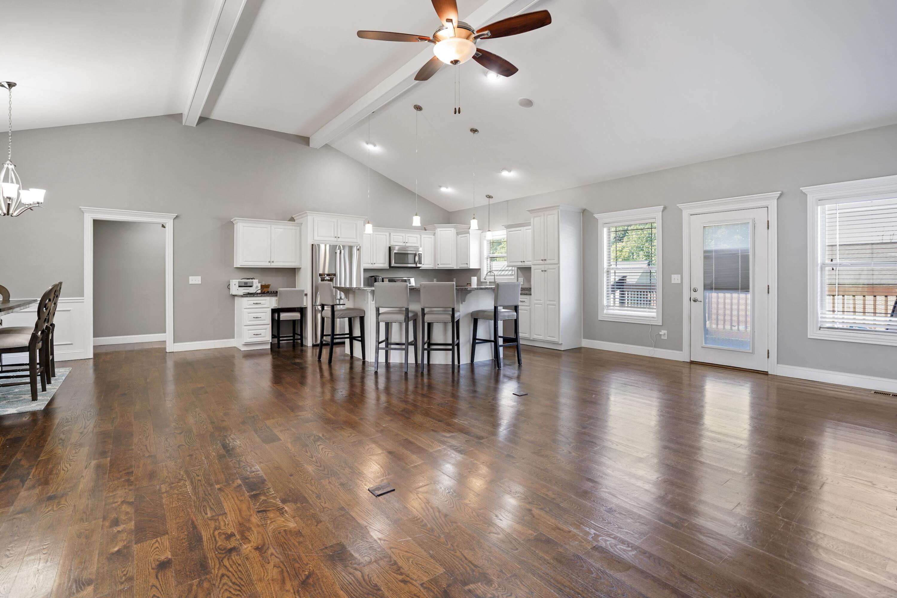10 E Barrington Drive Property Photo 13