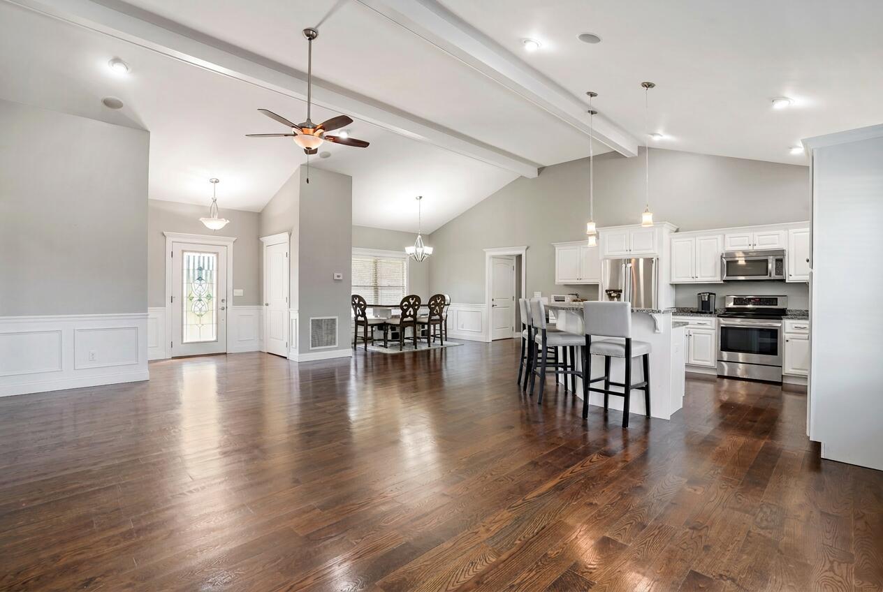 10 E Barrington Drive Property Photo 14