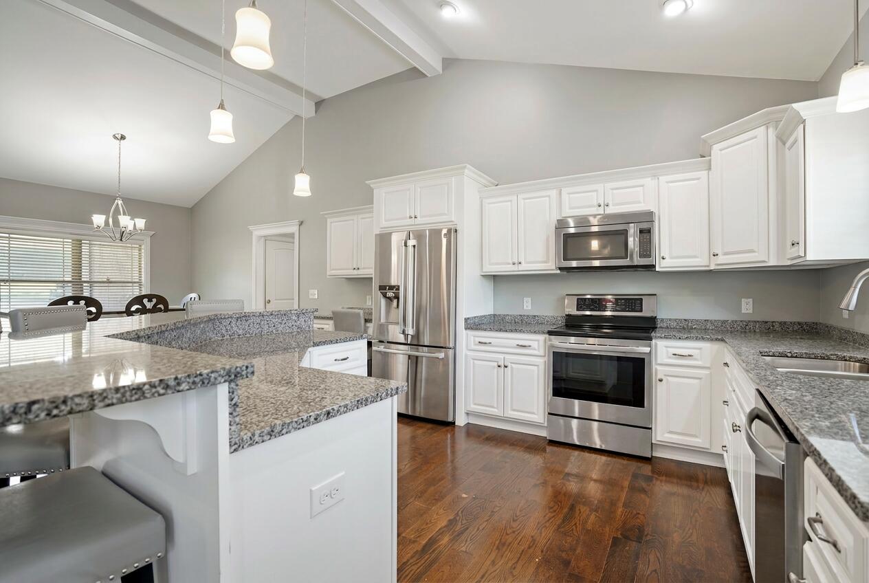 10 E Barrington Drive Property Photo 15