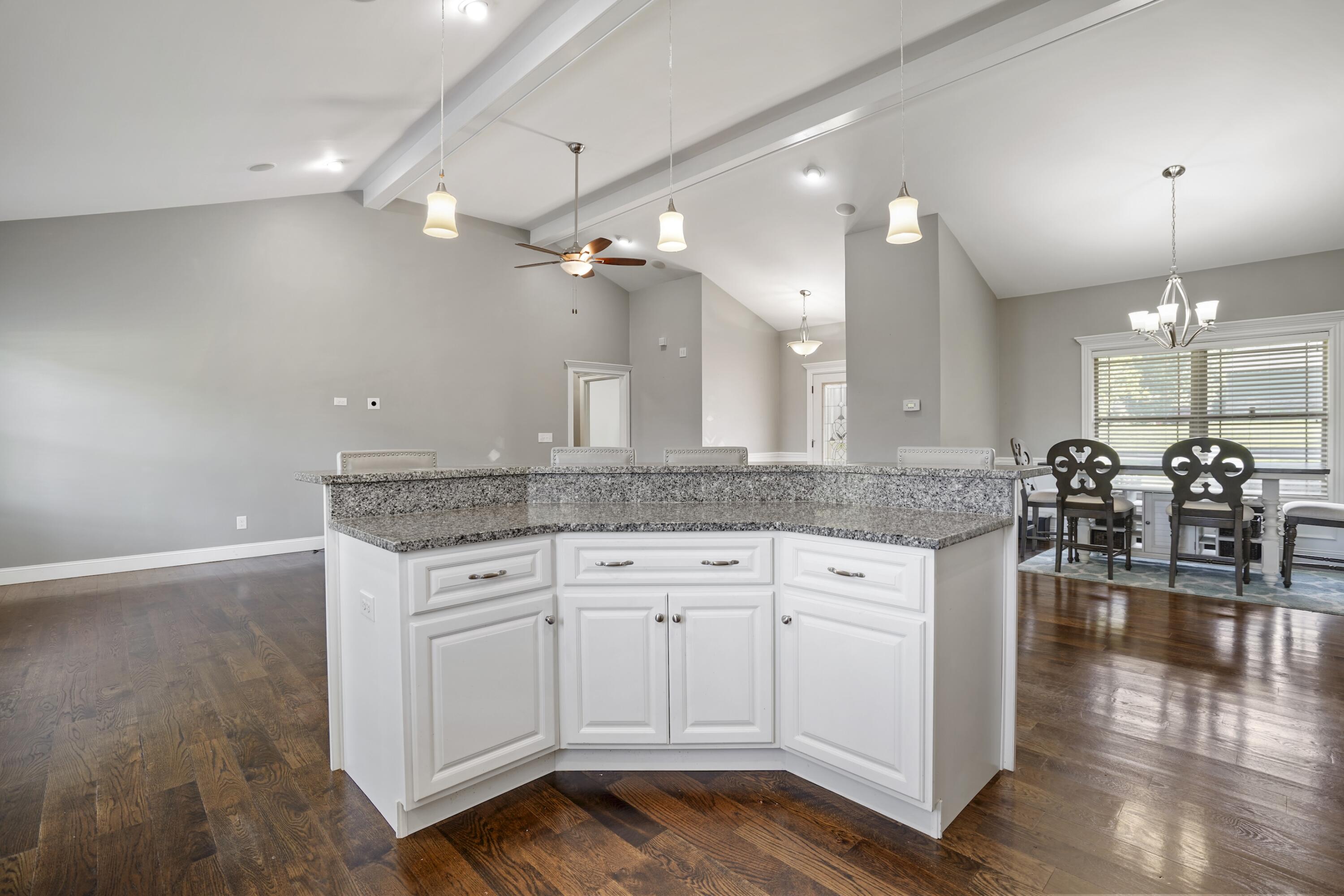 10 E Barrington Drive Property Photo 16