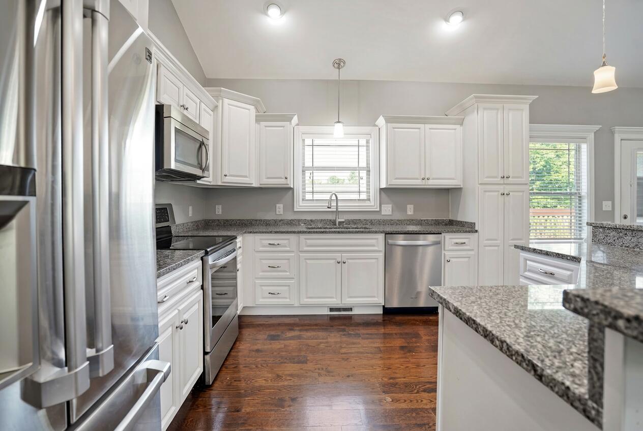 10 E Barrington Drive Property Photo 17