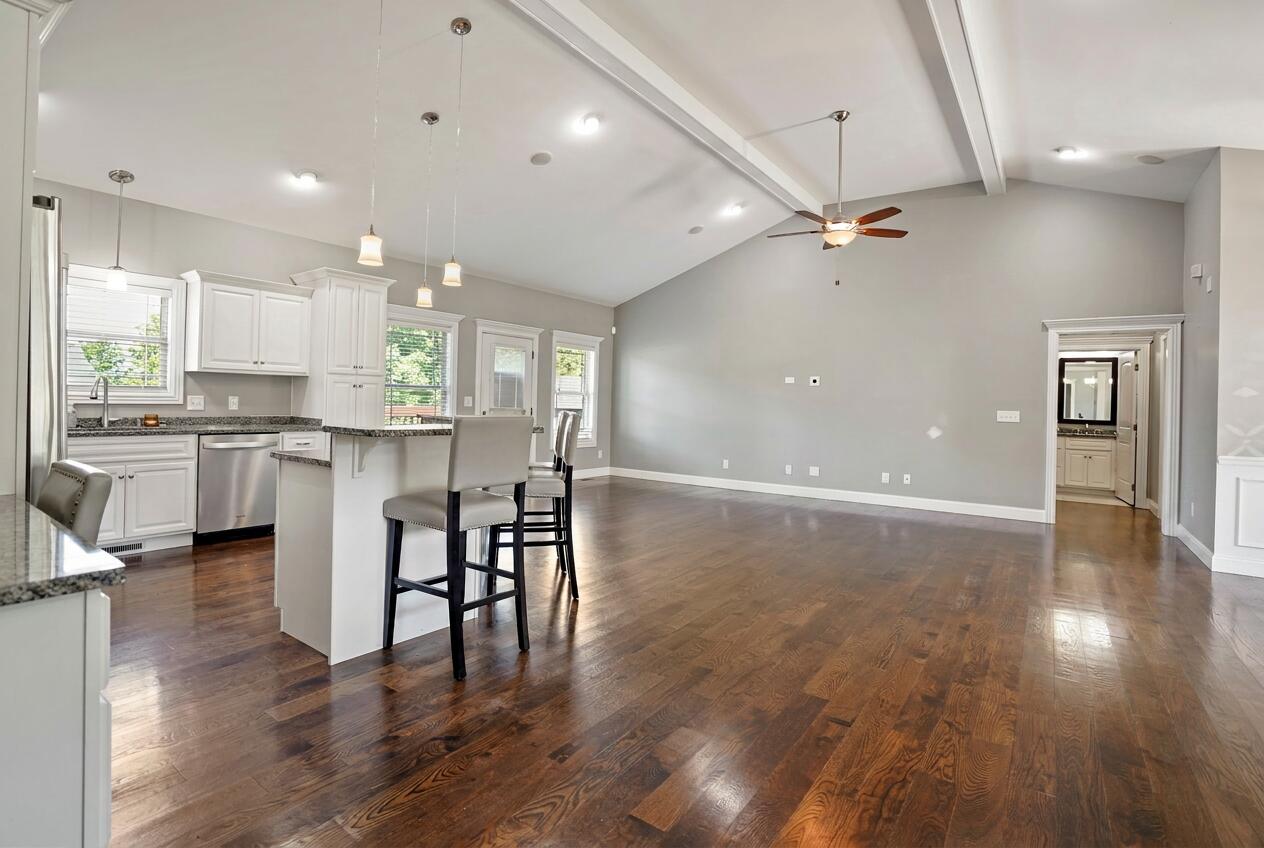 10 E Barrington Drive Property Photo 18