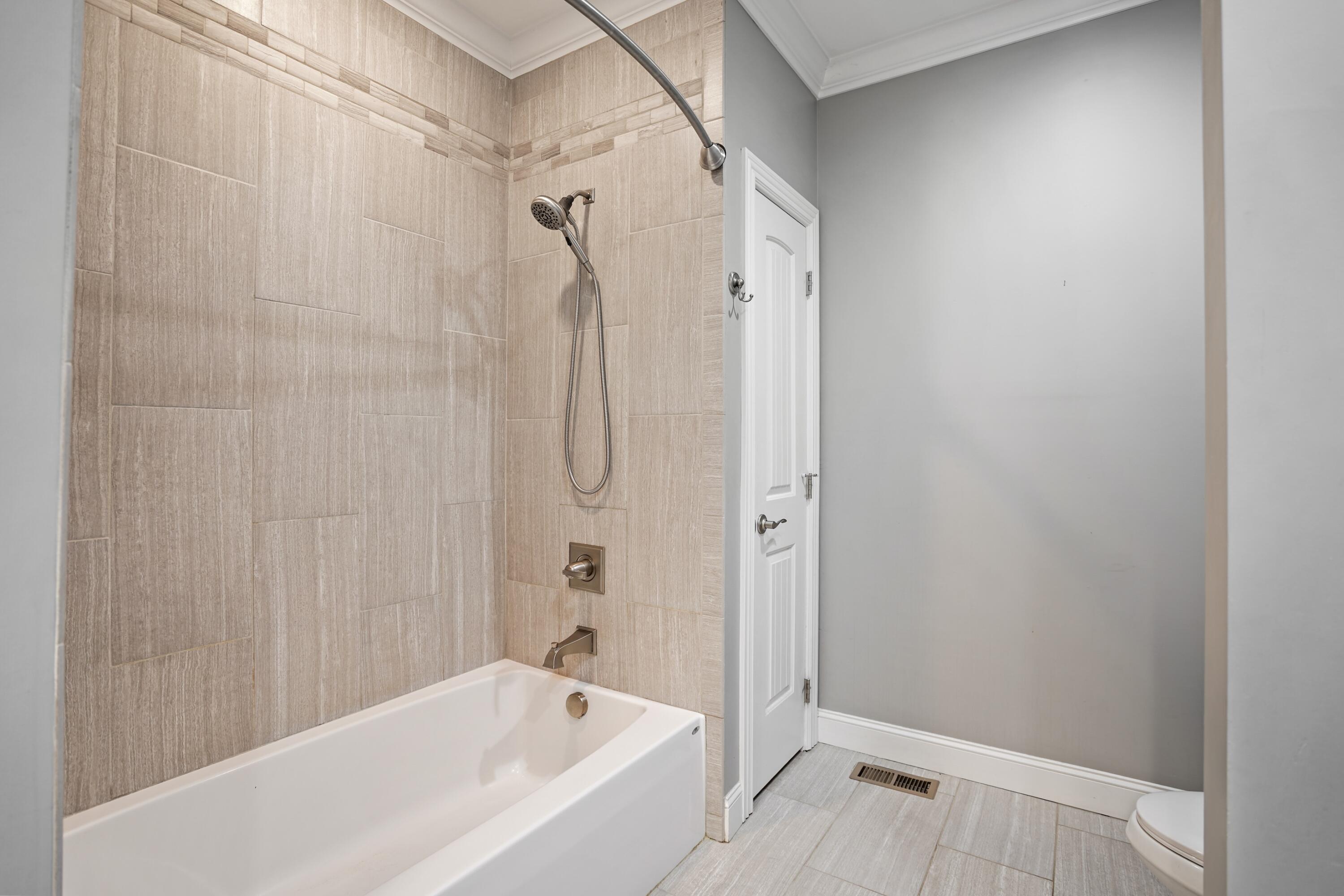 10 E Barrington Drive Property Photo 31