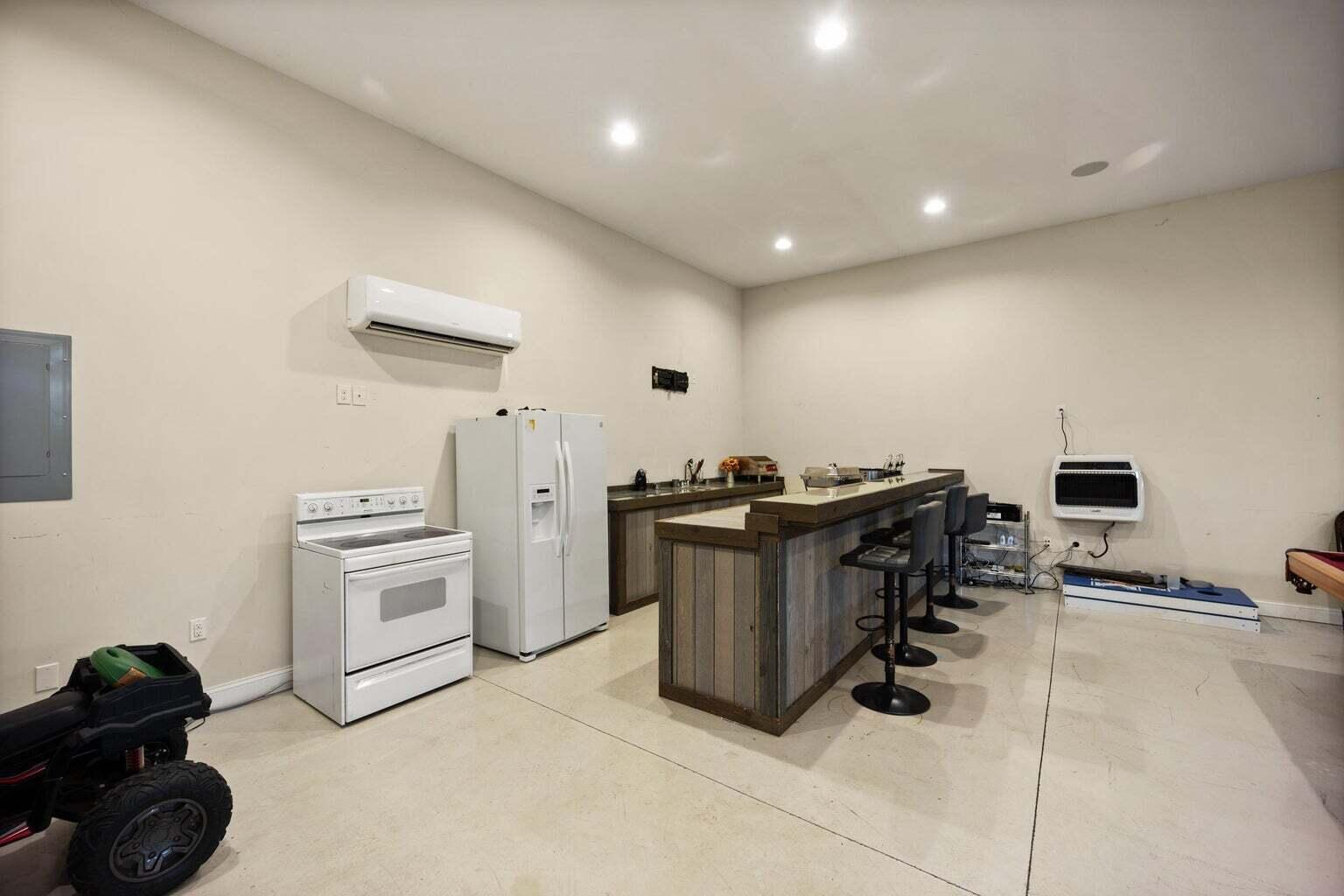 10 E Barrington Drive Property Photo 46