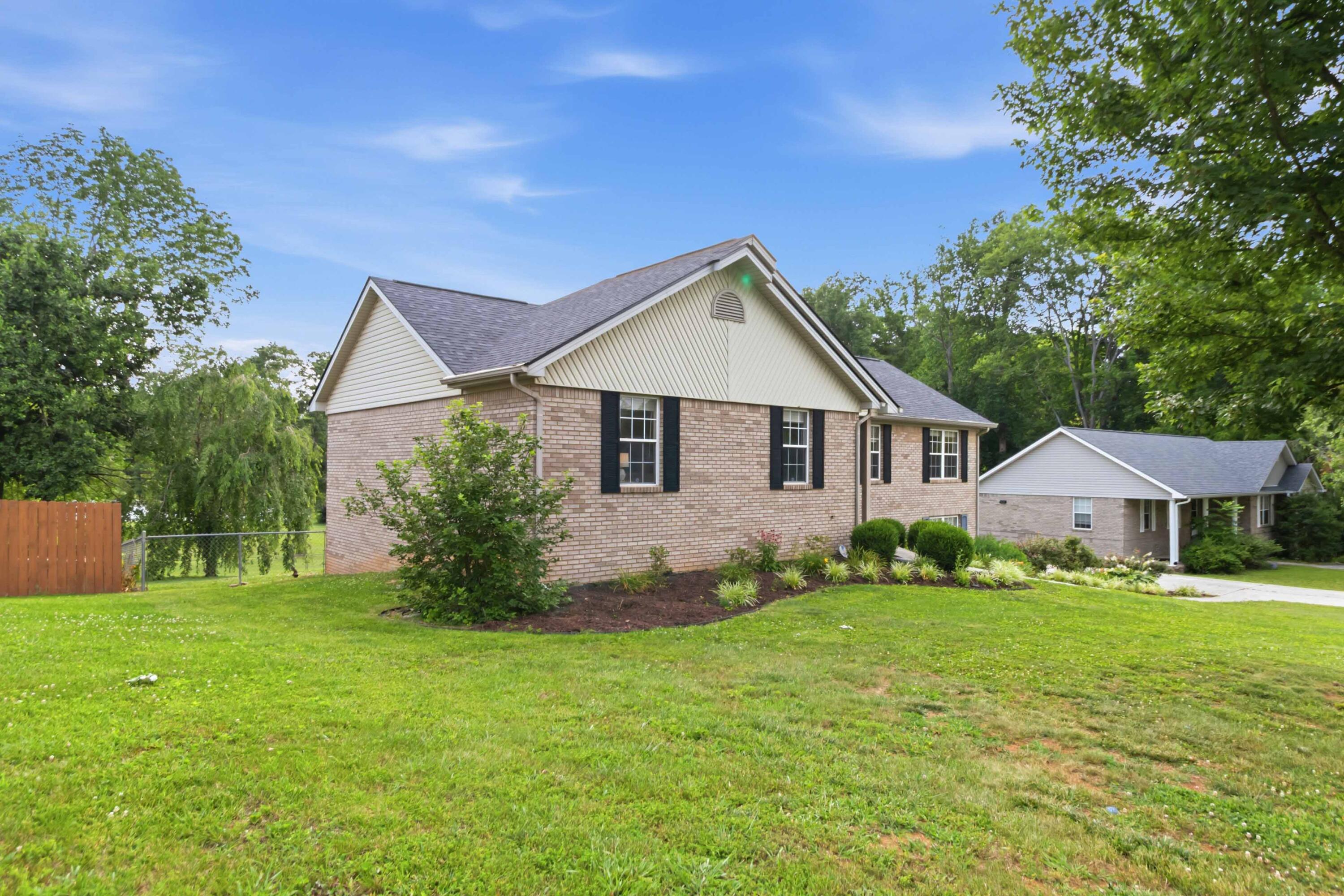 616 Woodview Drive Property Photo 3