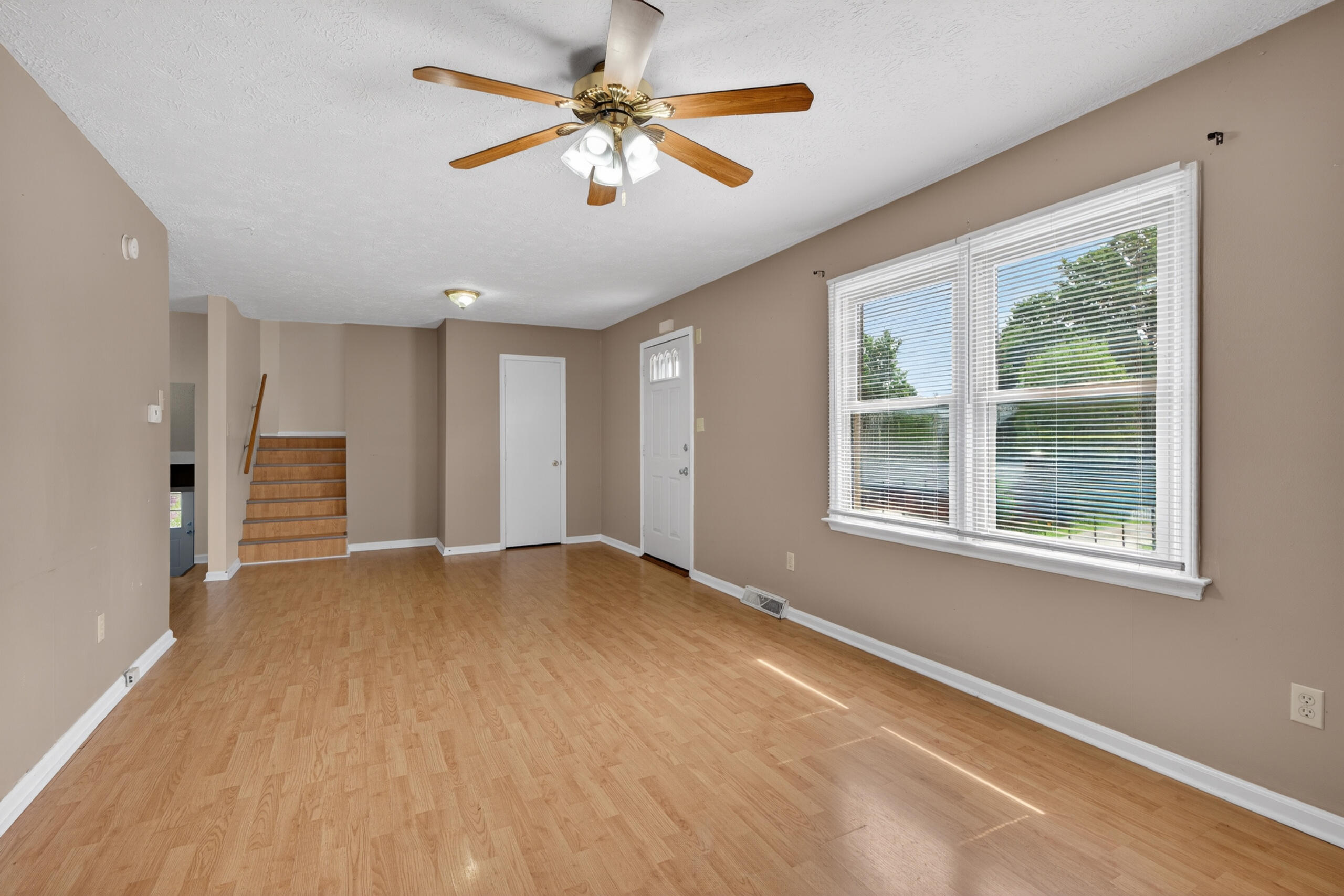 222 Martin Drive Property Photo 4