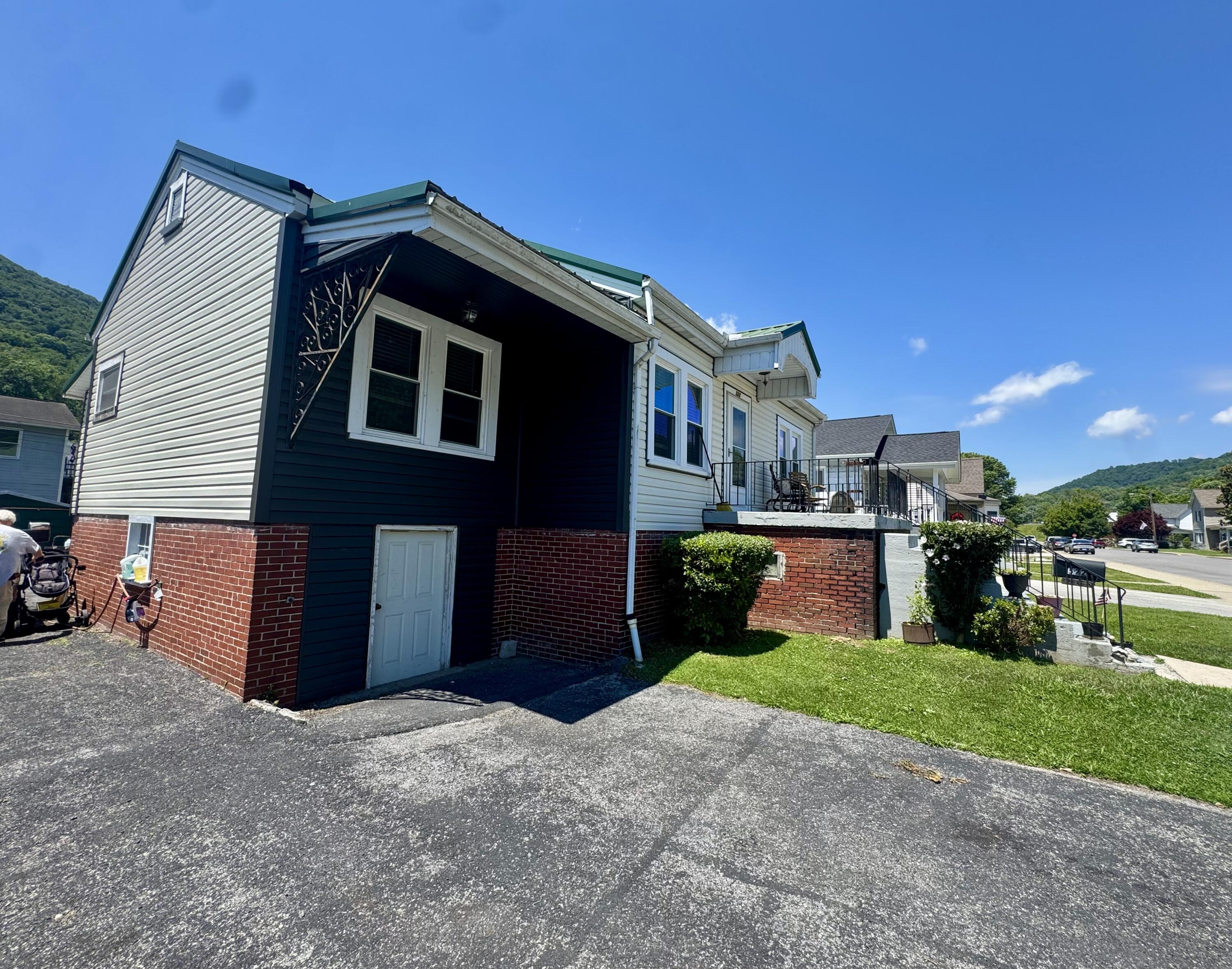 522 W Virginia Property Photo 5
