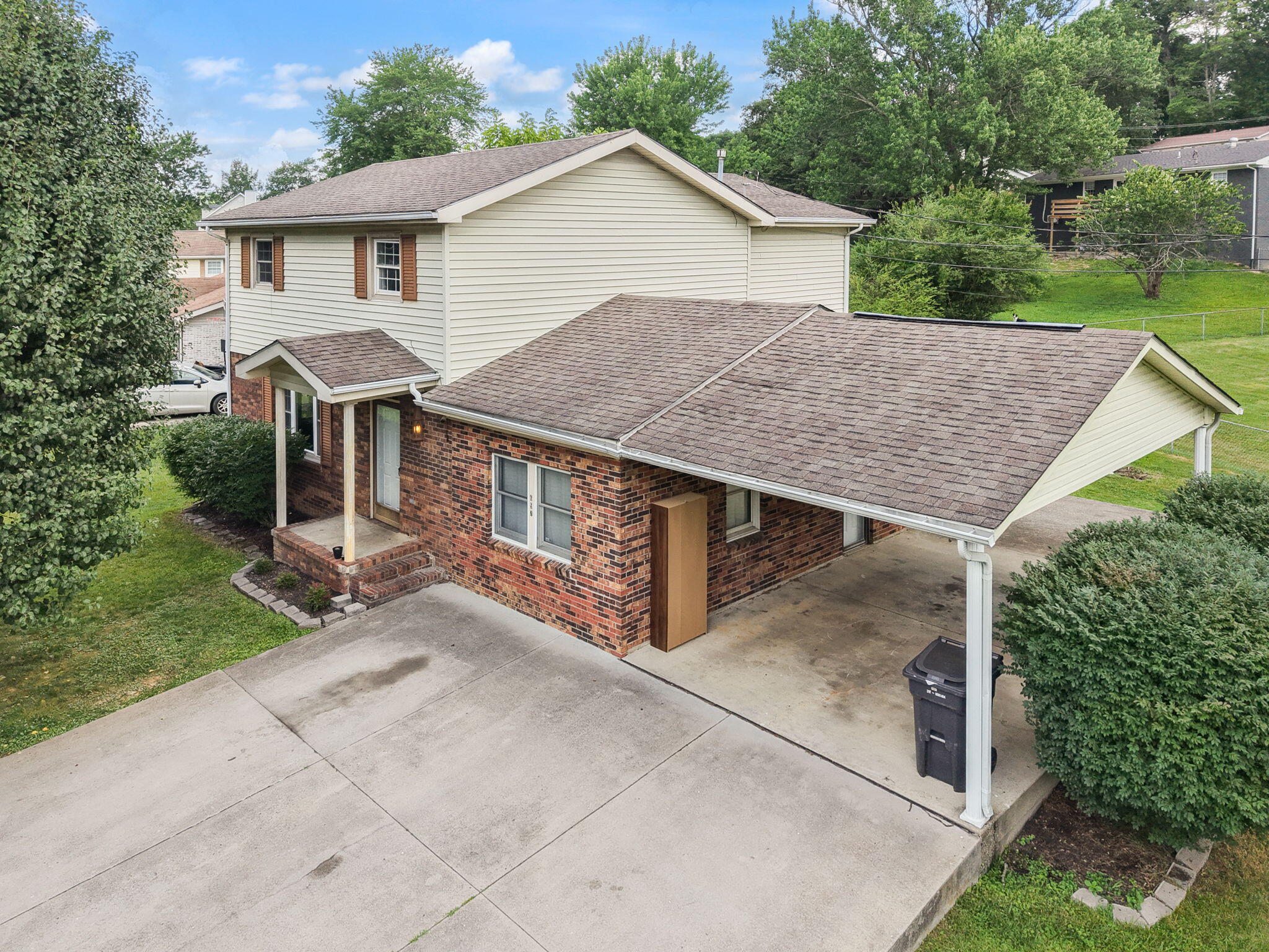 697 Oaklawn Circle Property Photo 1
