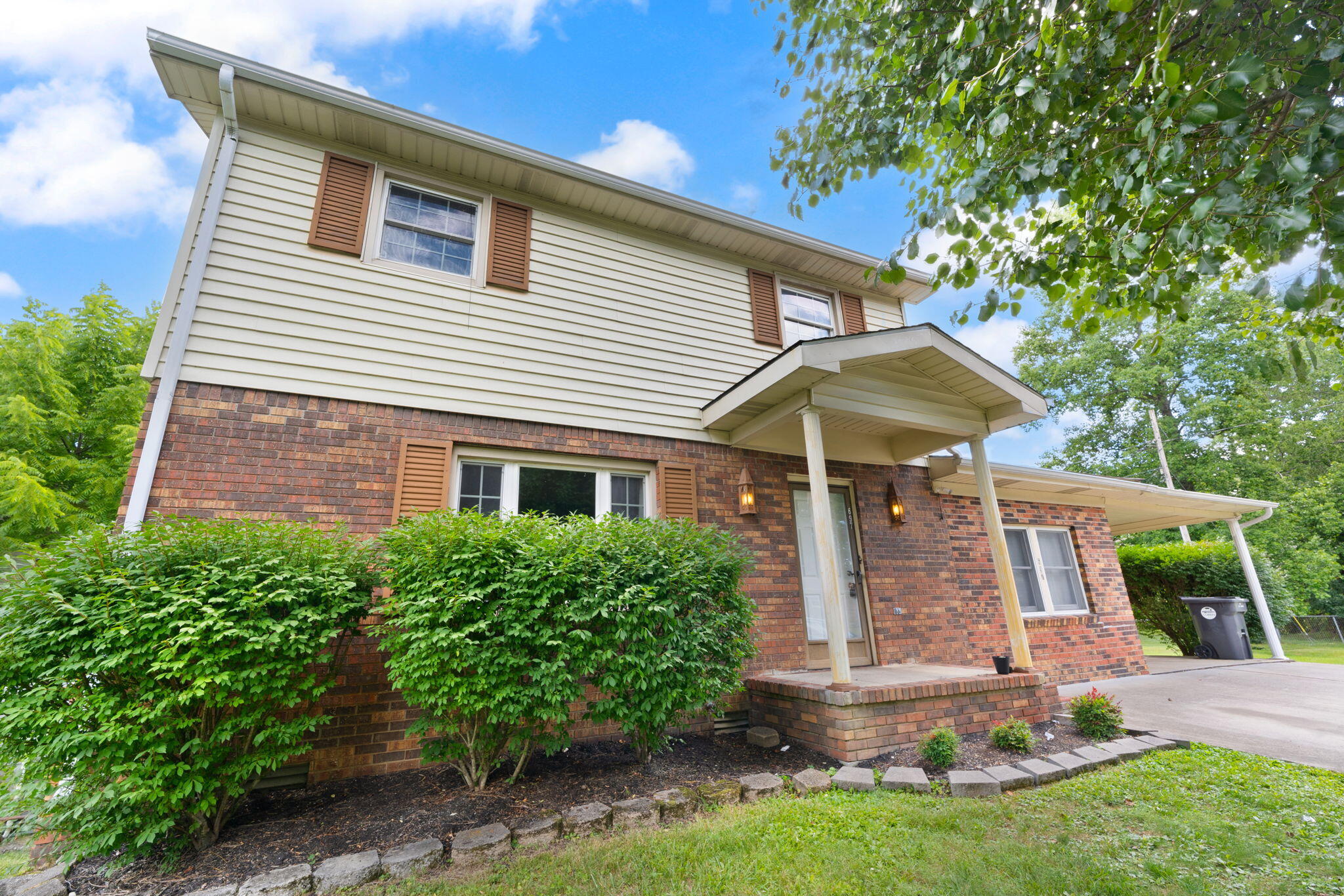 697 Oaklawn Circle Property Photo 2
