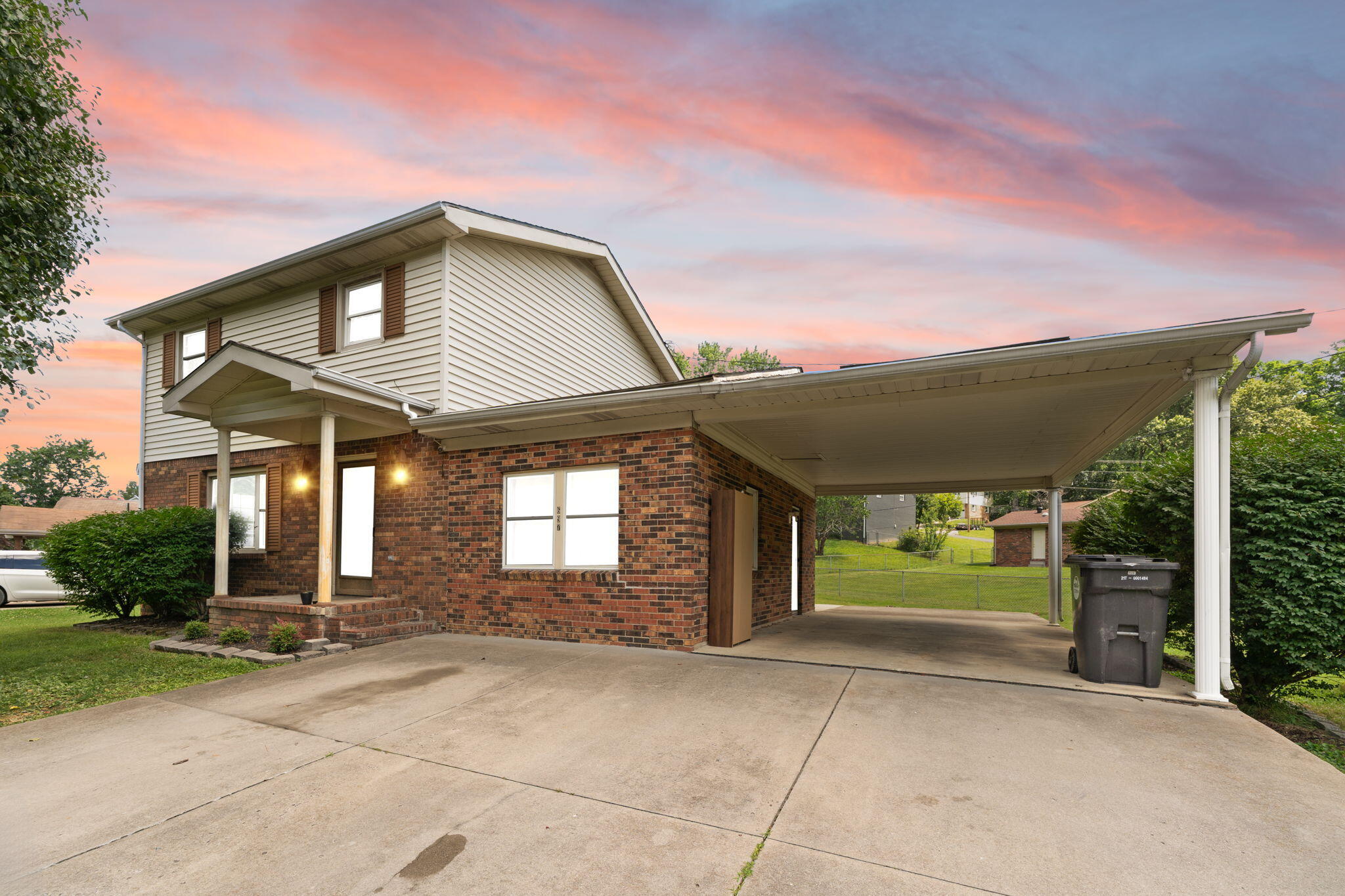 697 Oaklawn Circle Property Photo 3