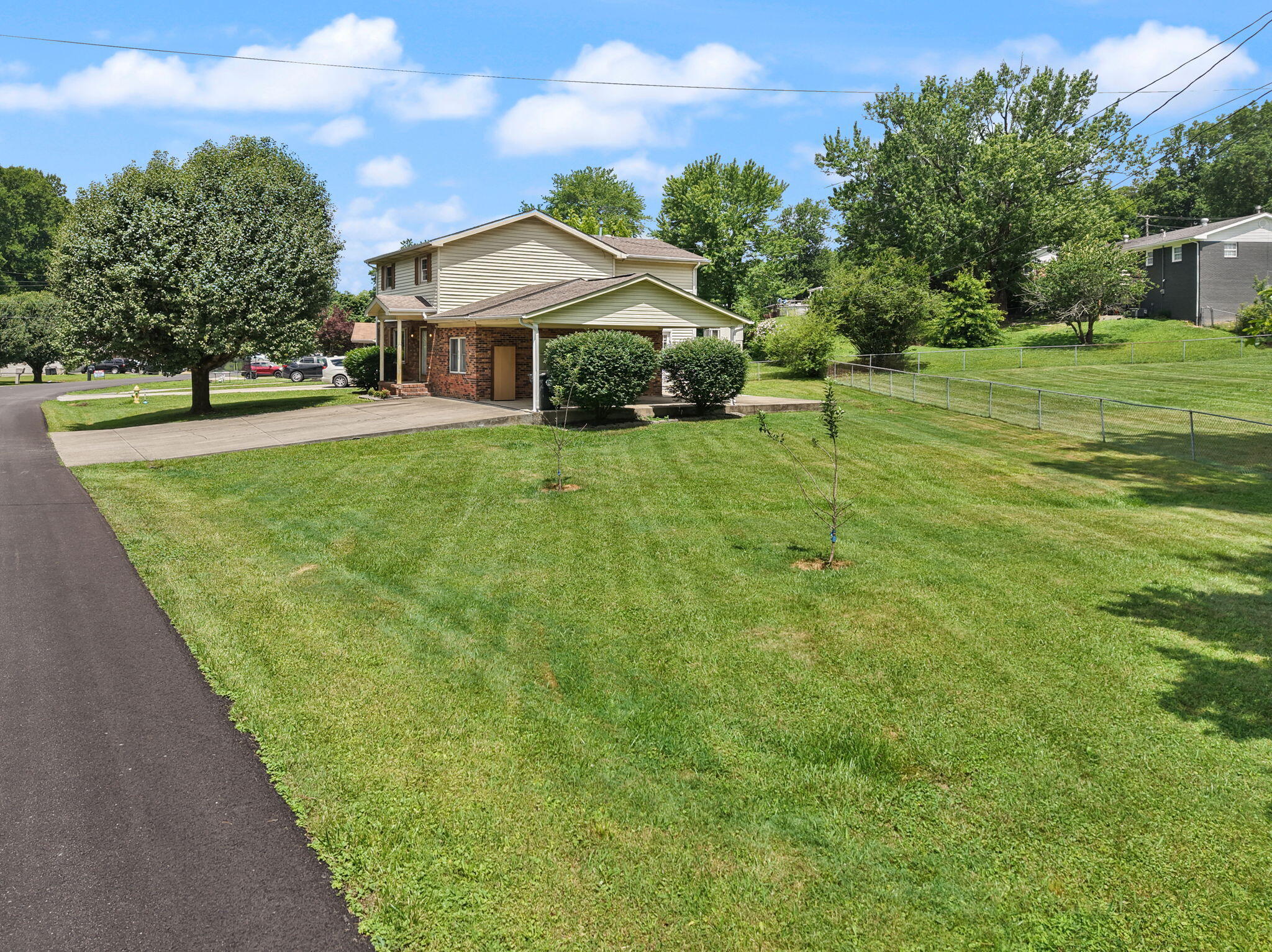 697 Oaklawn Circle Property Photo 4