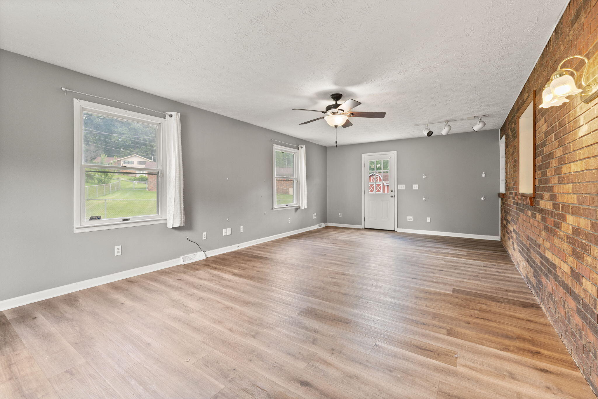697 Oaklawn Circle Property Photo 12