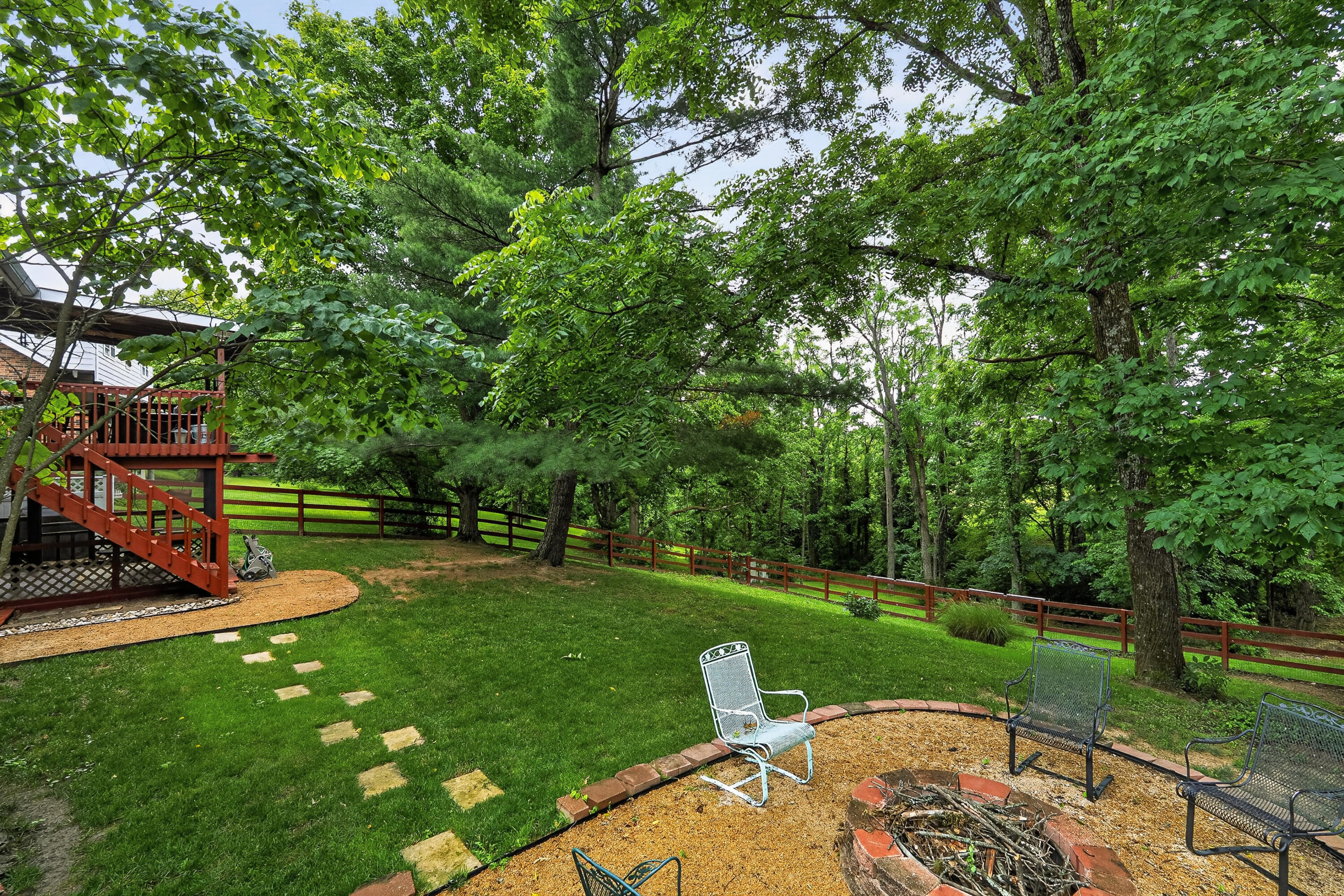 210 Ridgelea Drive Property Photo 9