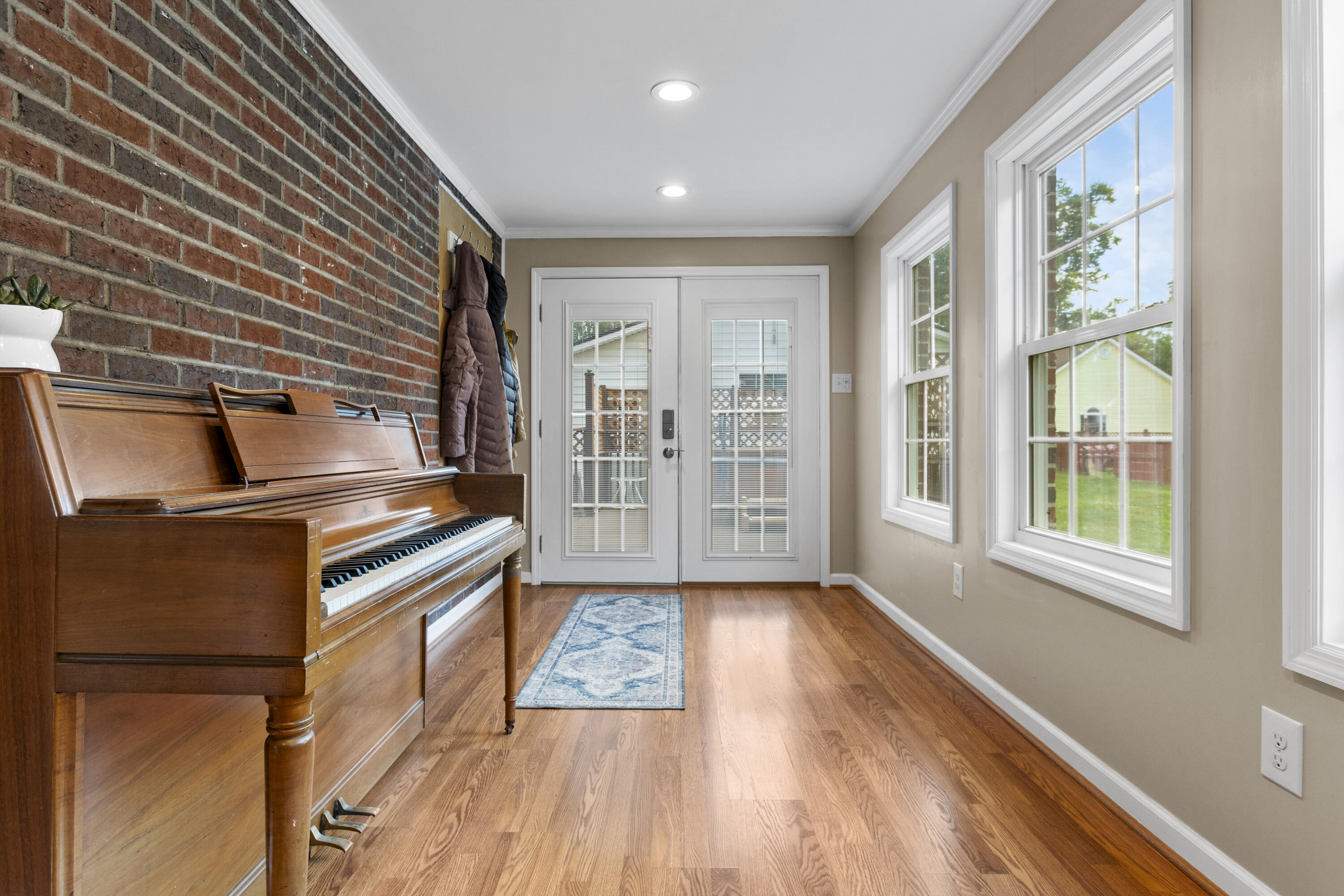 527 E Bridge Street Property Photo 18