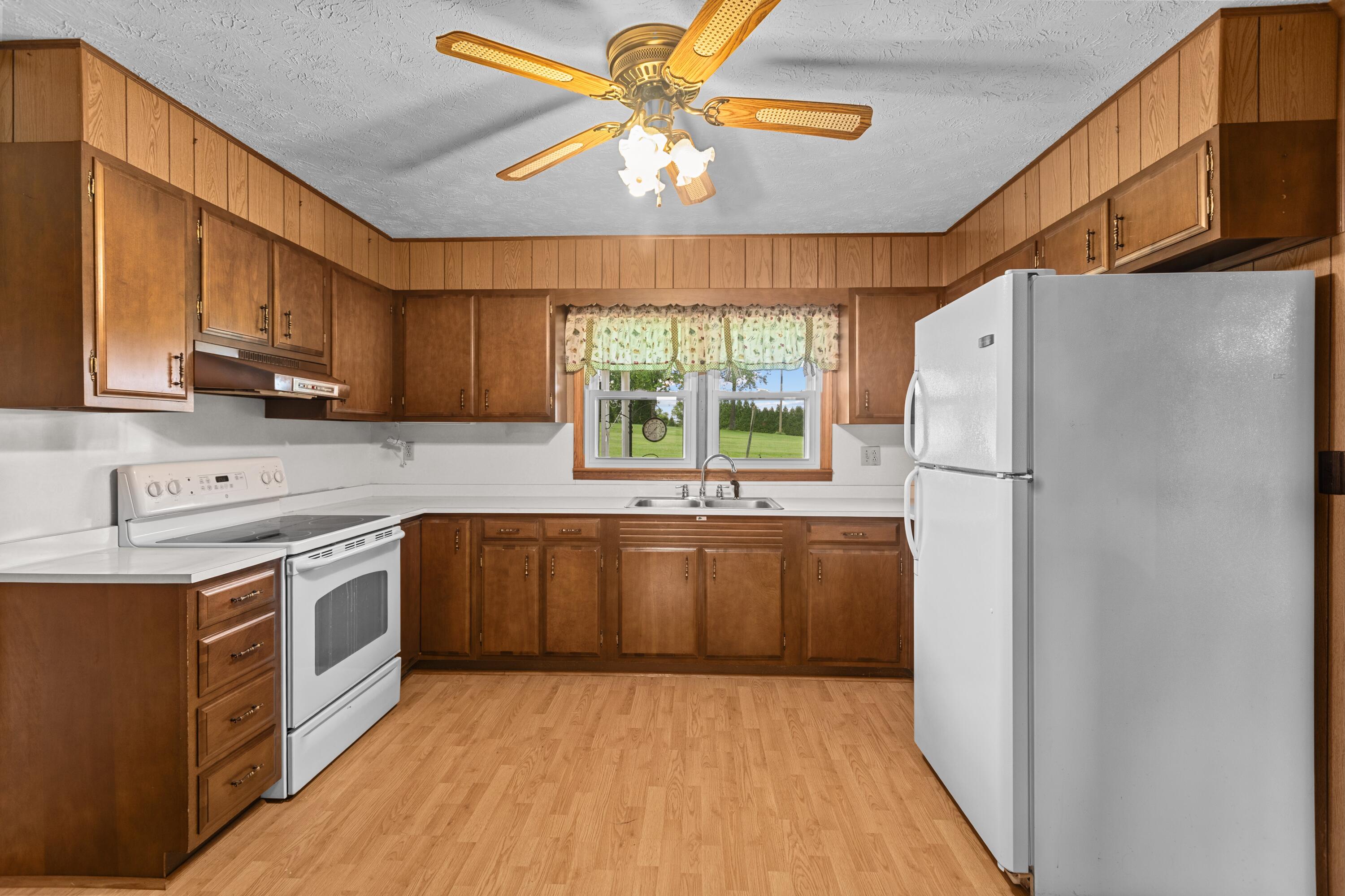 1055 Graves Road Property Photo 3