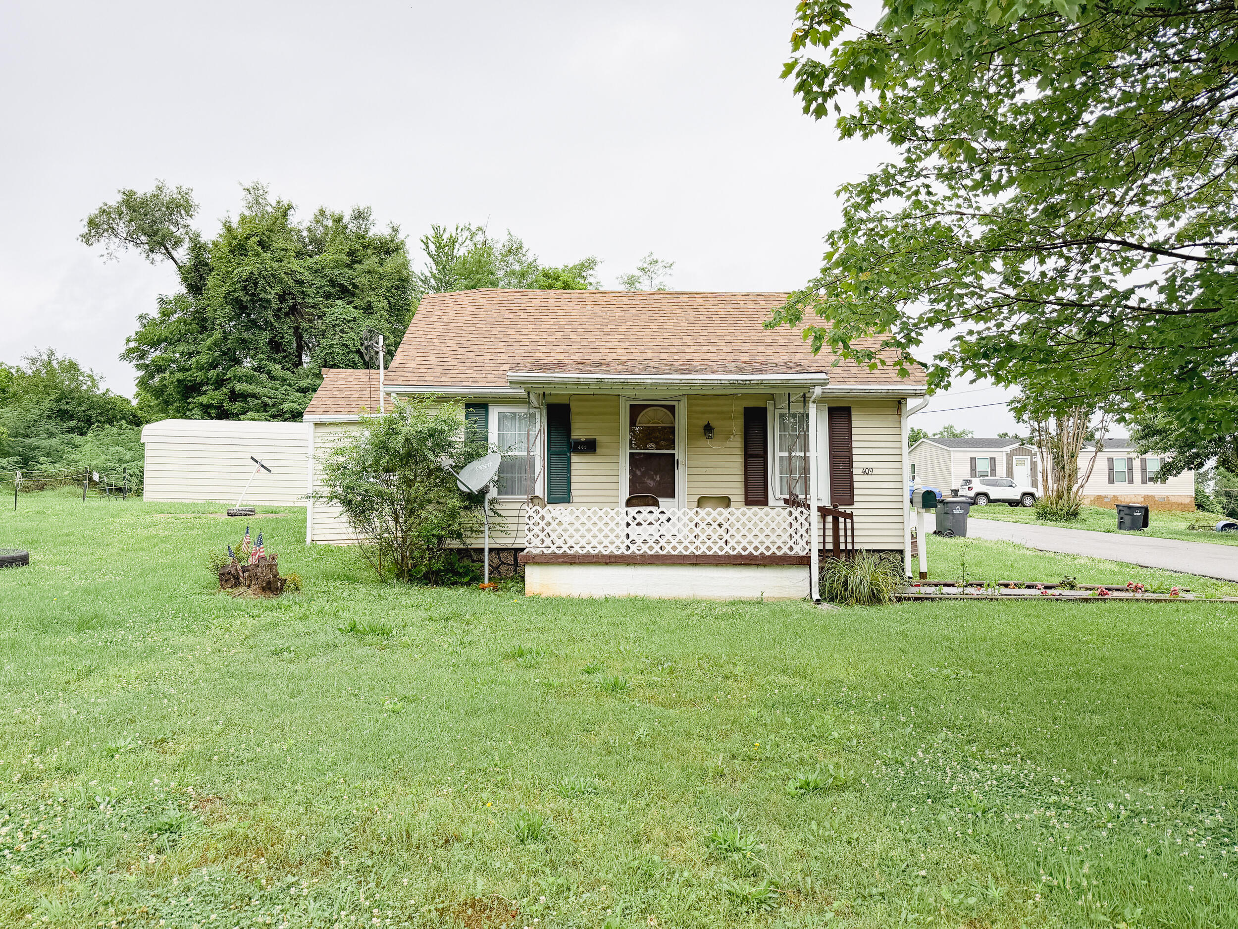409 Willow Lane Property Photo 1