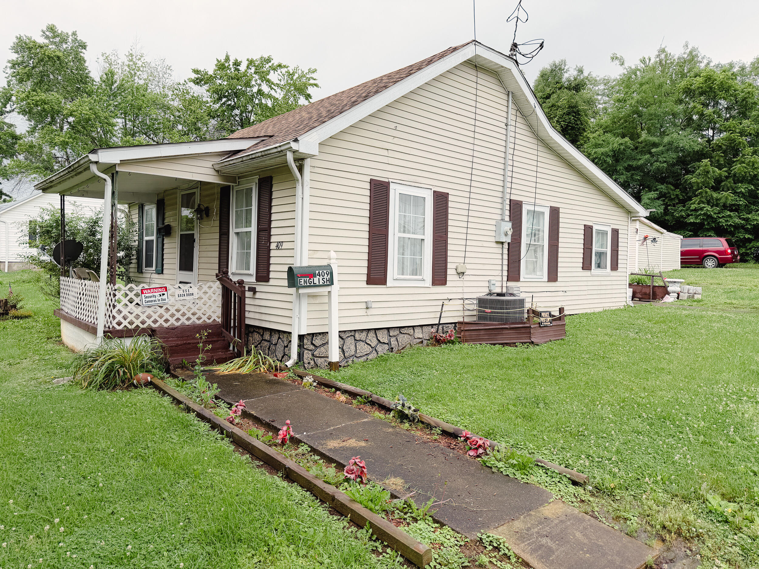 409 Willow Lane Property Photo 3