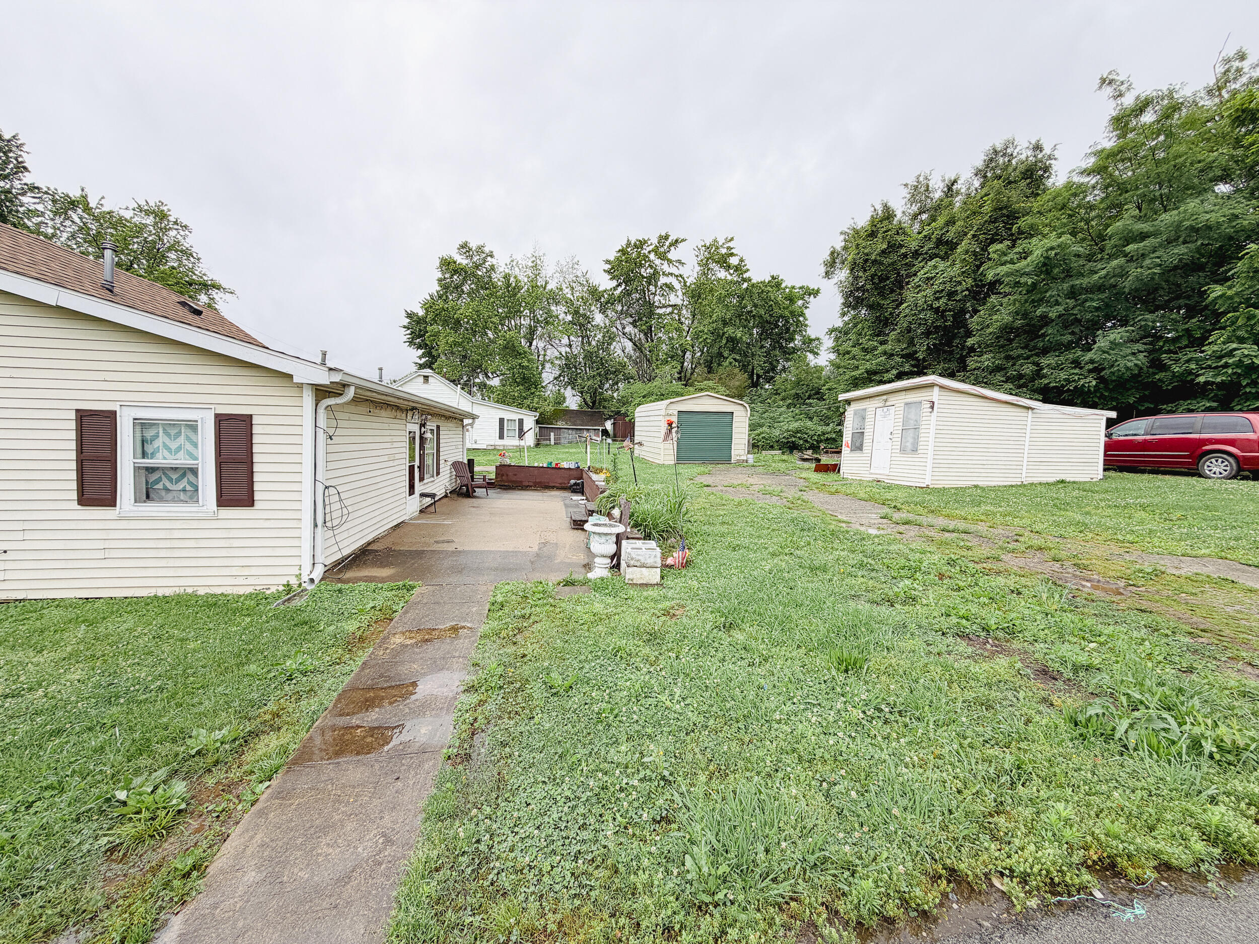 409 Willow Lane Property Photo 4