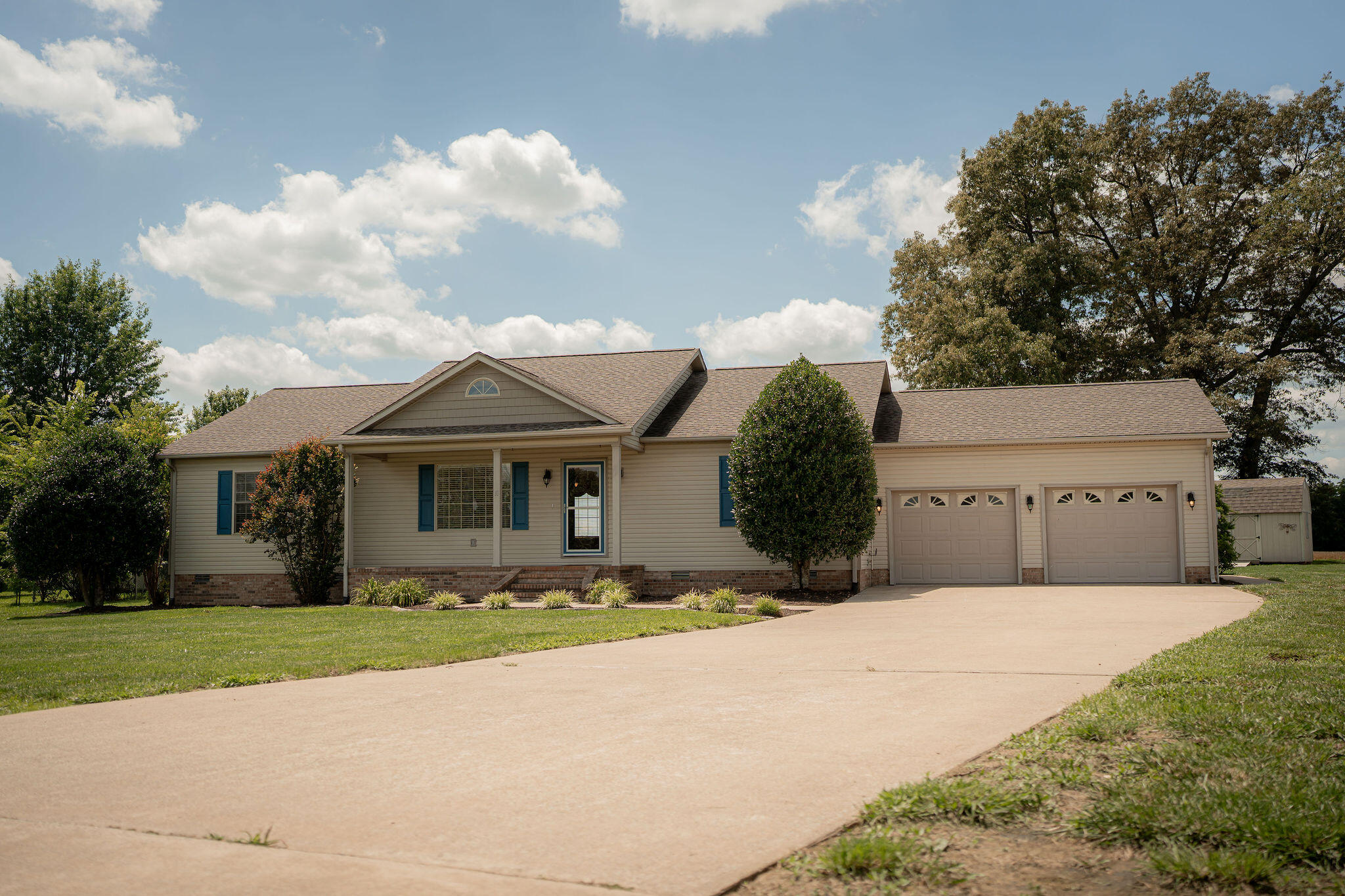 546 Smith's Lane Property Photo 1