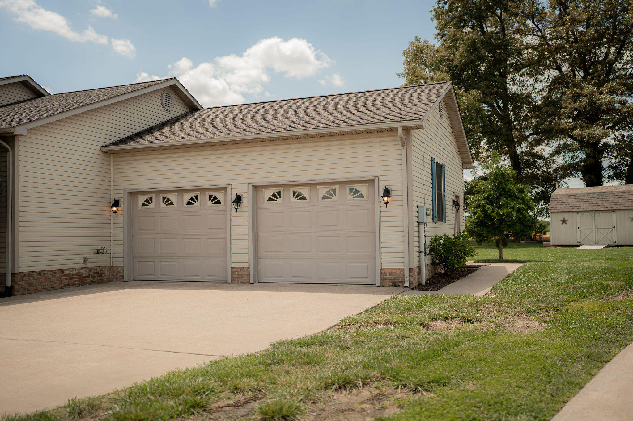 546 Smith's Lane Property Photo 3