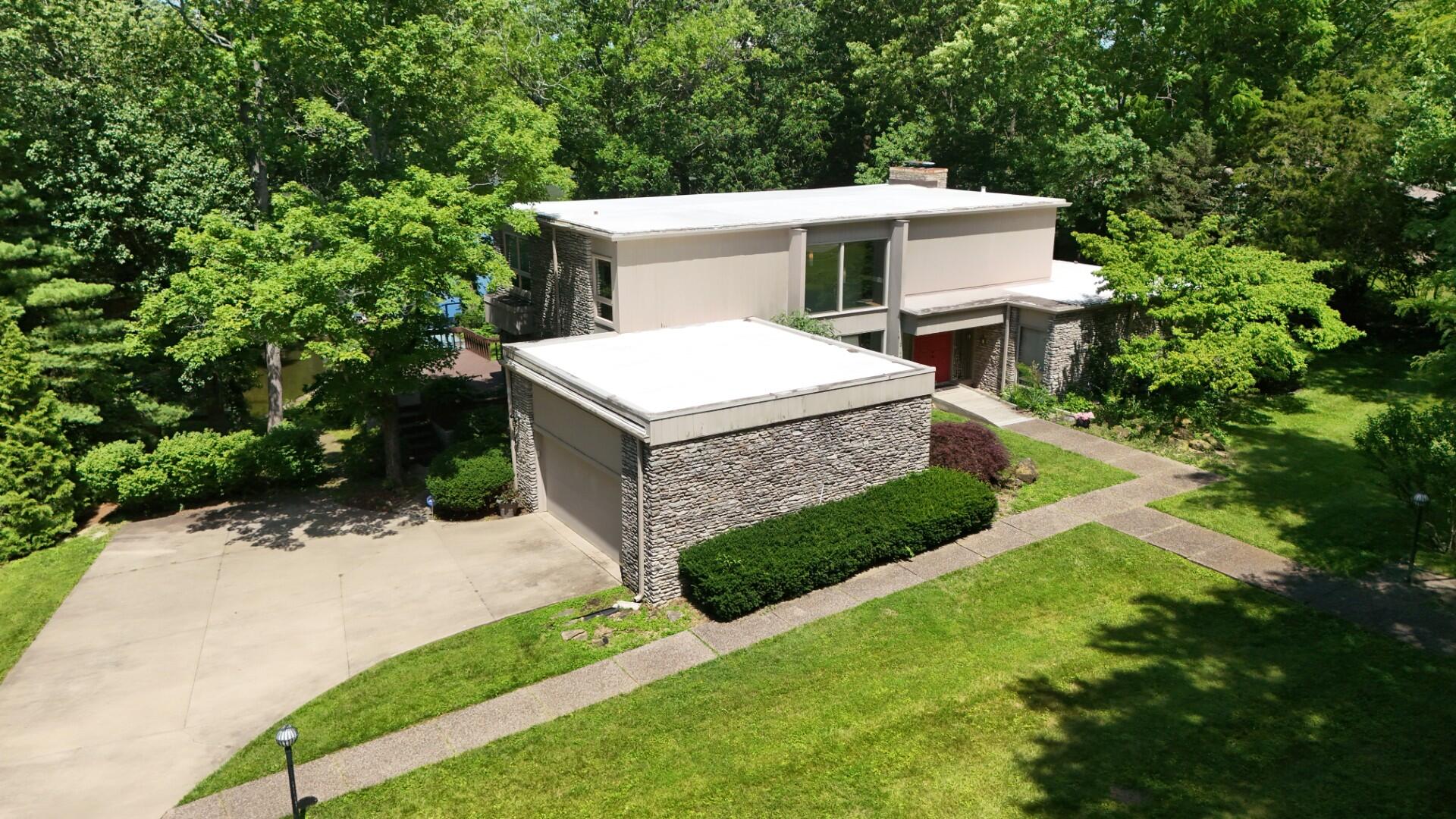 2049 Lakeside Drive Property Photo 3