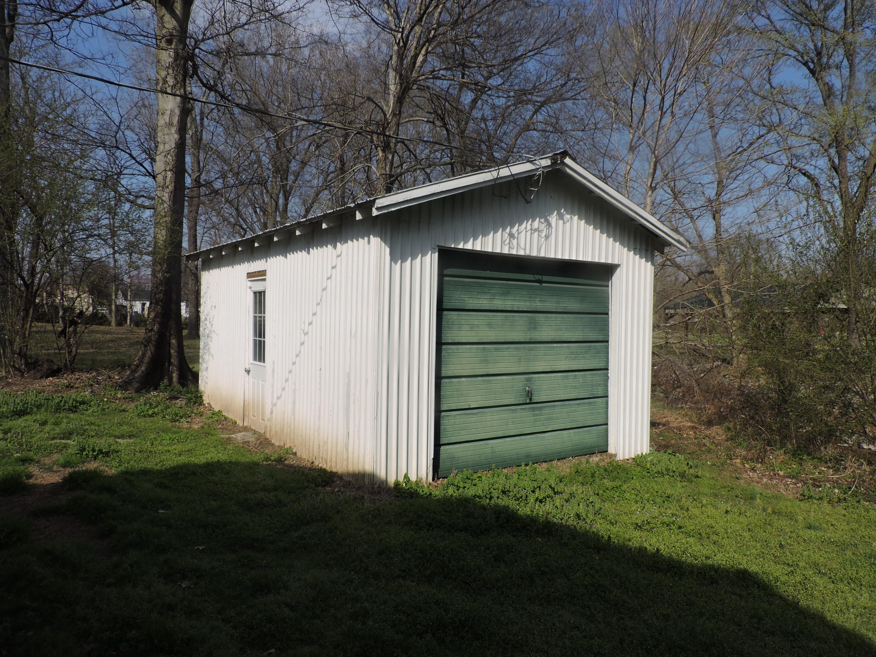 205 E 15th Street Property Photo 5