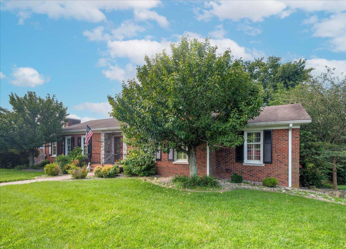 102 Dogwood Drive Property Photo 2