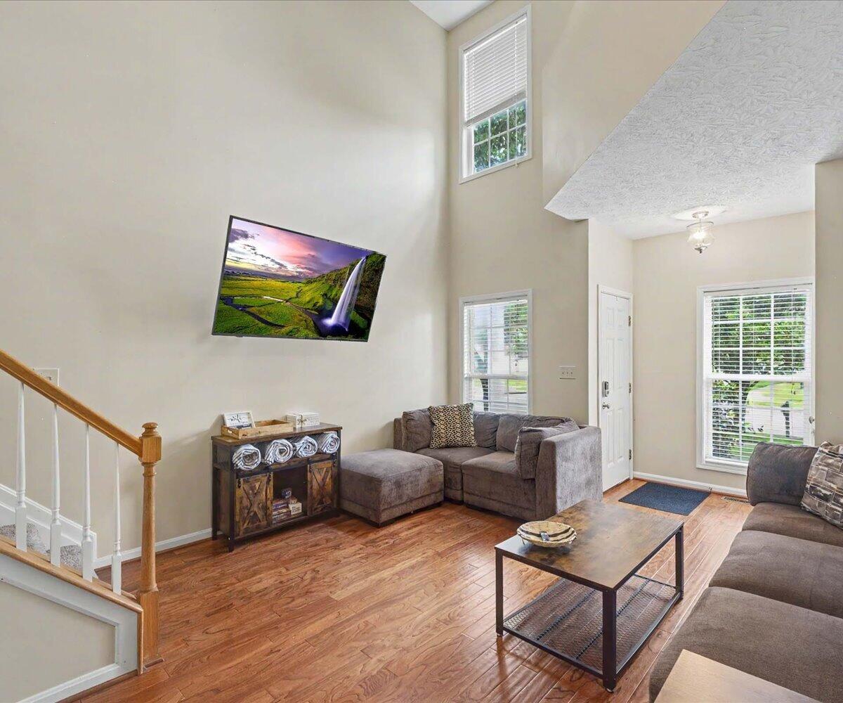 3124 Roundway Down Lane Property Photo 4