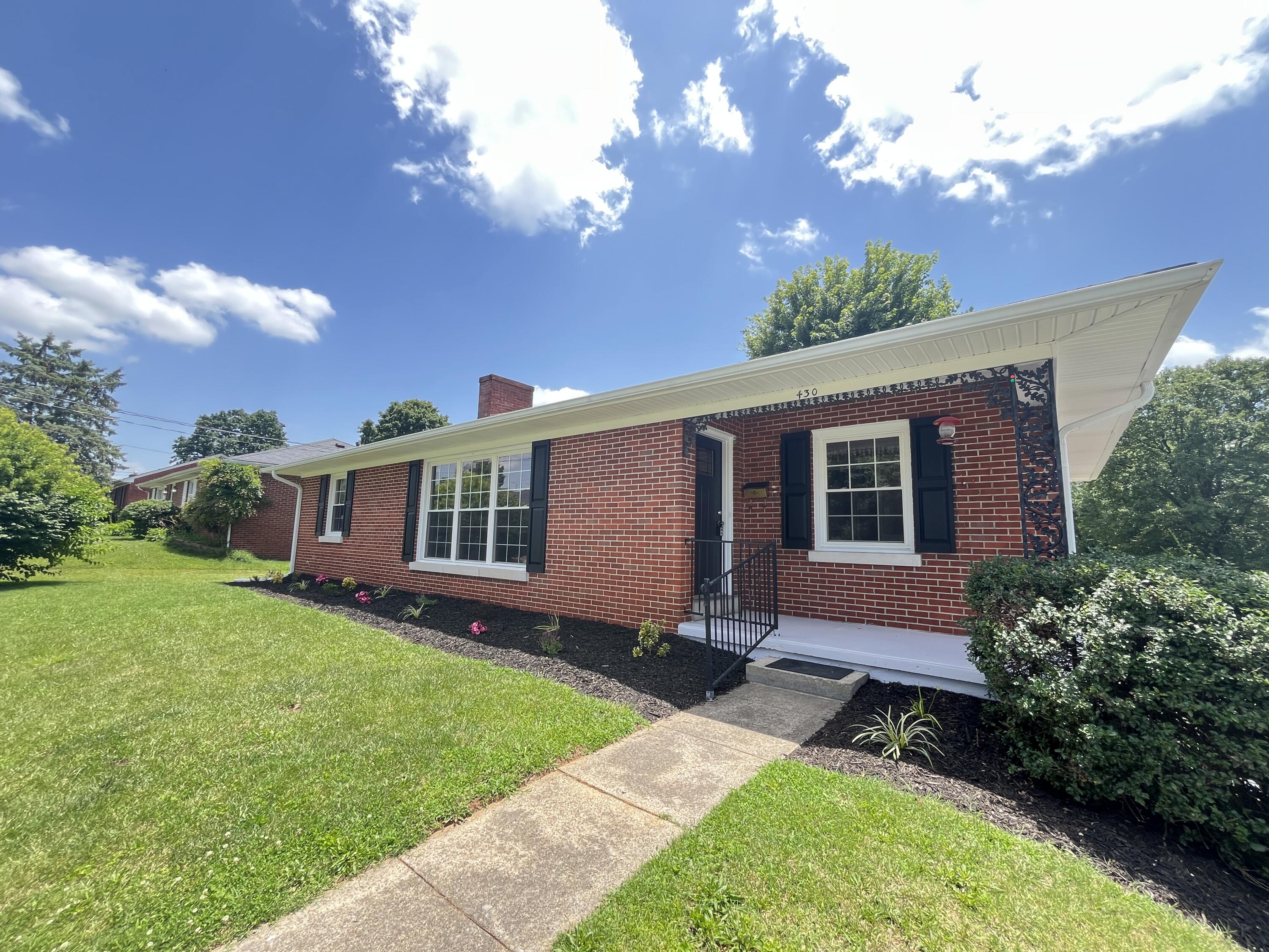 430 College Manor Property Photo 1