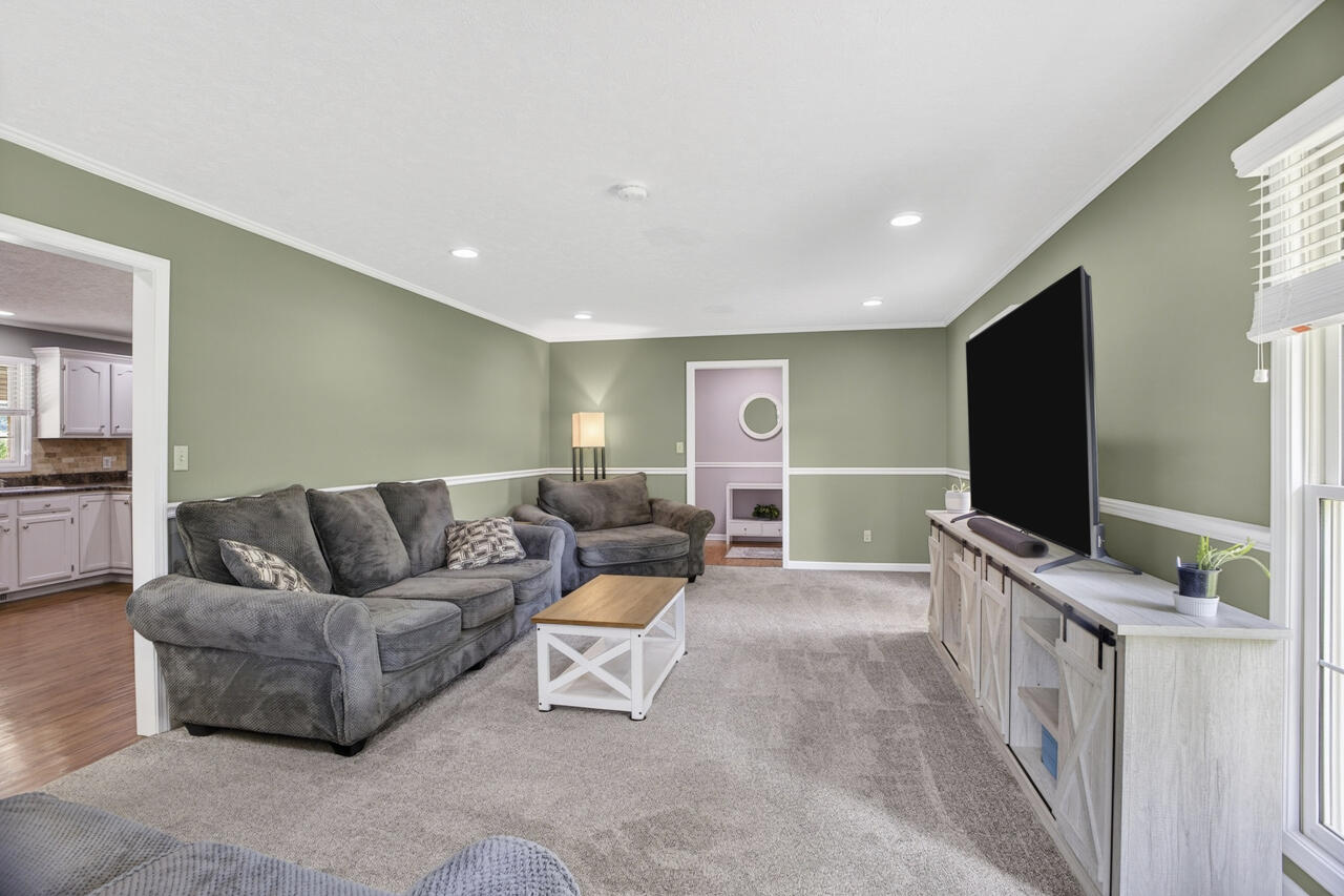 918 Sanderson Drive Property Photo 3