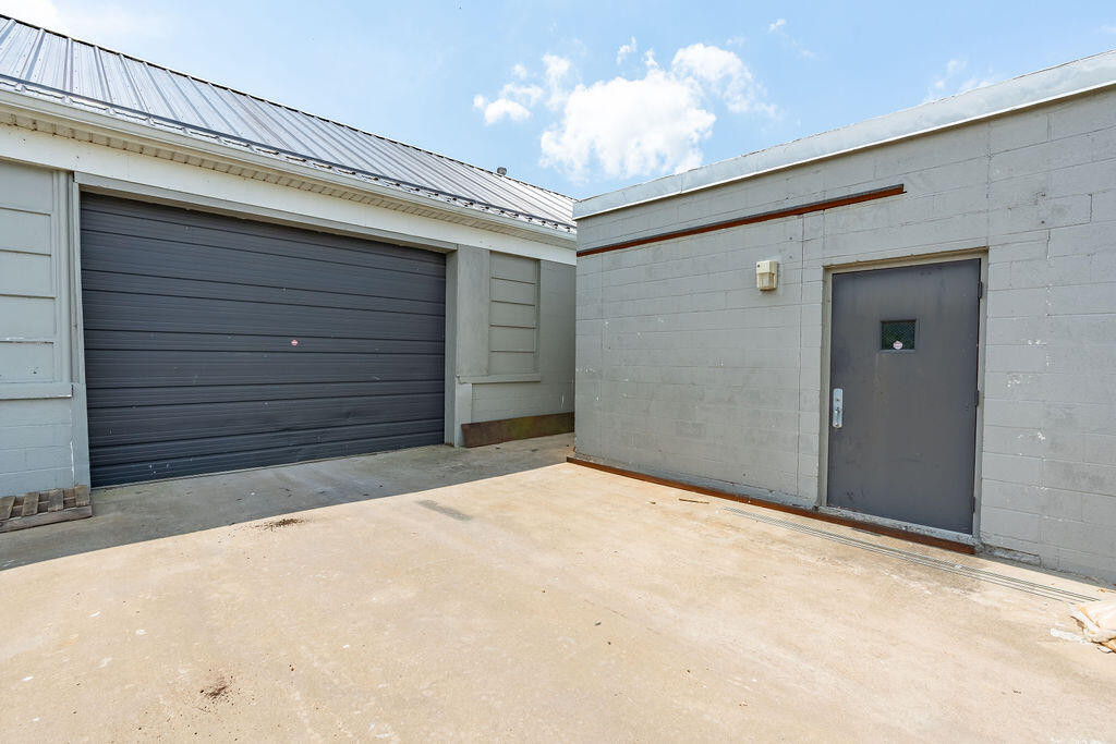 140 College Street Property Photo 27