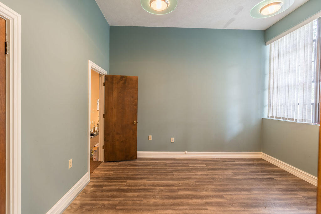 140 College Street Property Photo 45