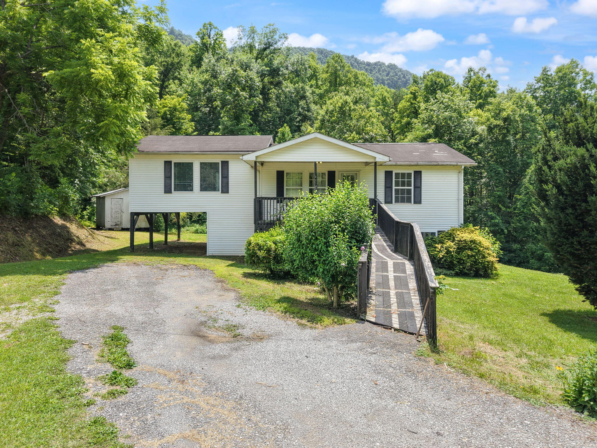 327 Day Hollow Property Photo 4