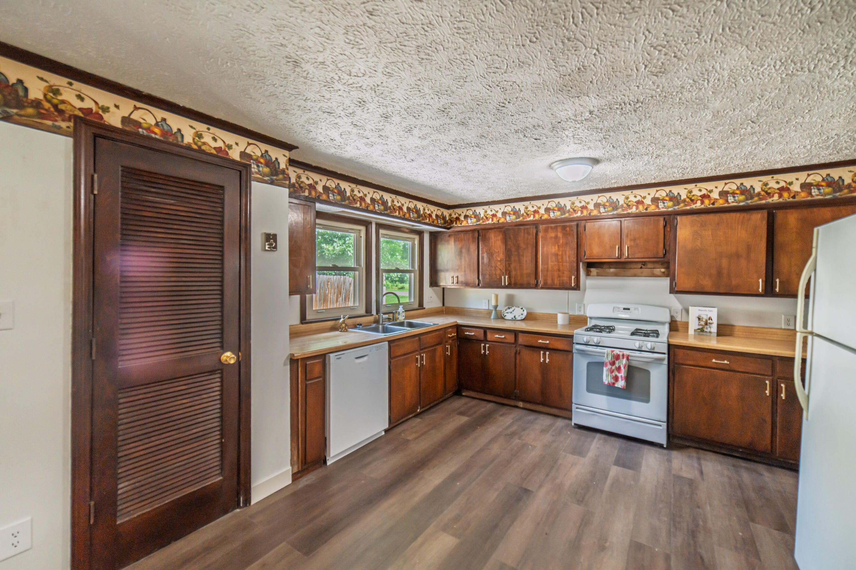 1220 Markham Avenue Property Photo 9