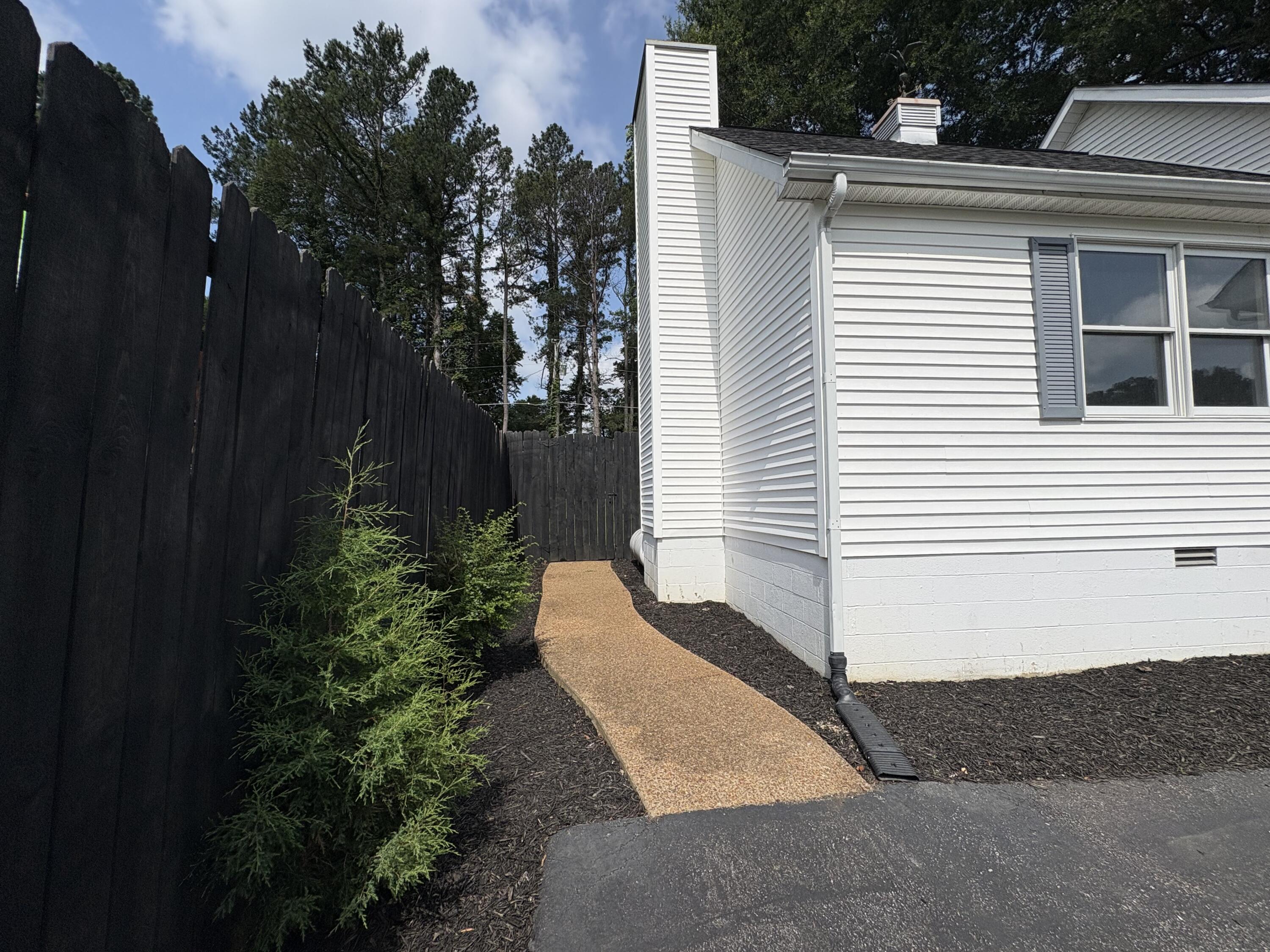 6015 Oakhaven Drive Property Photo 3
