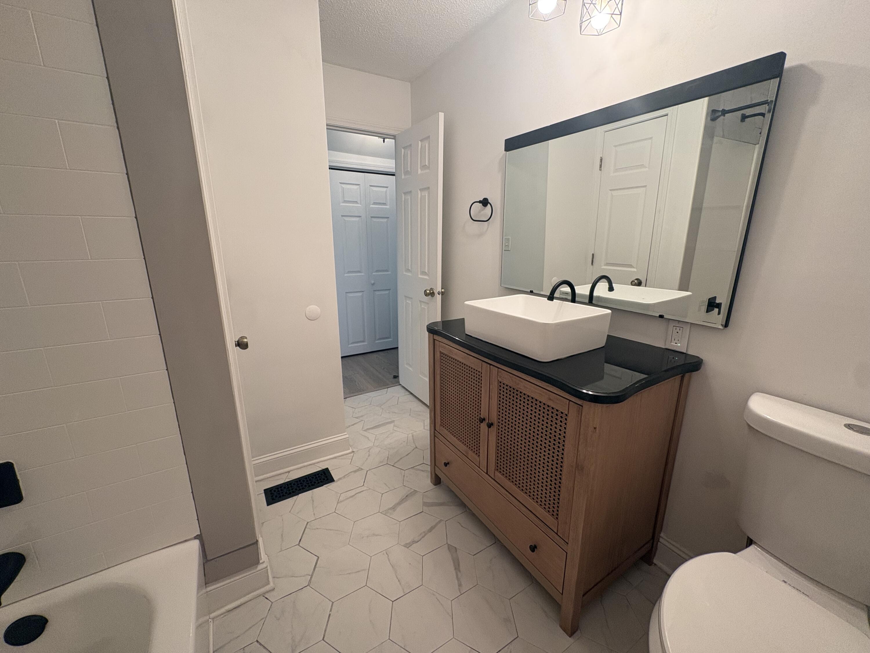 6015 Oakhaven Drive Property Photo 12