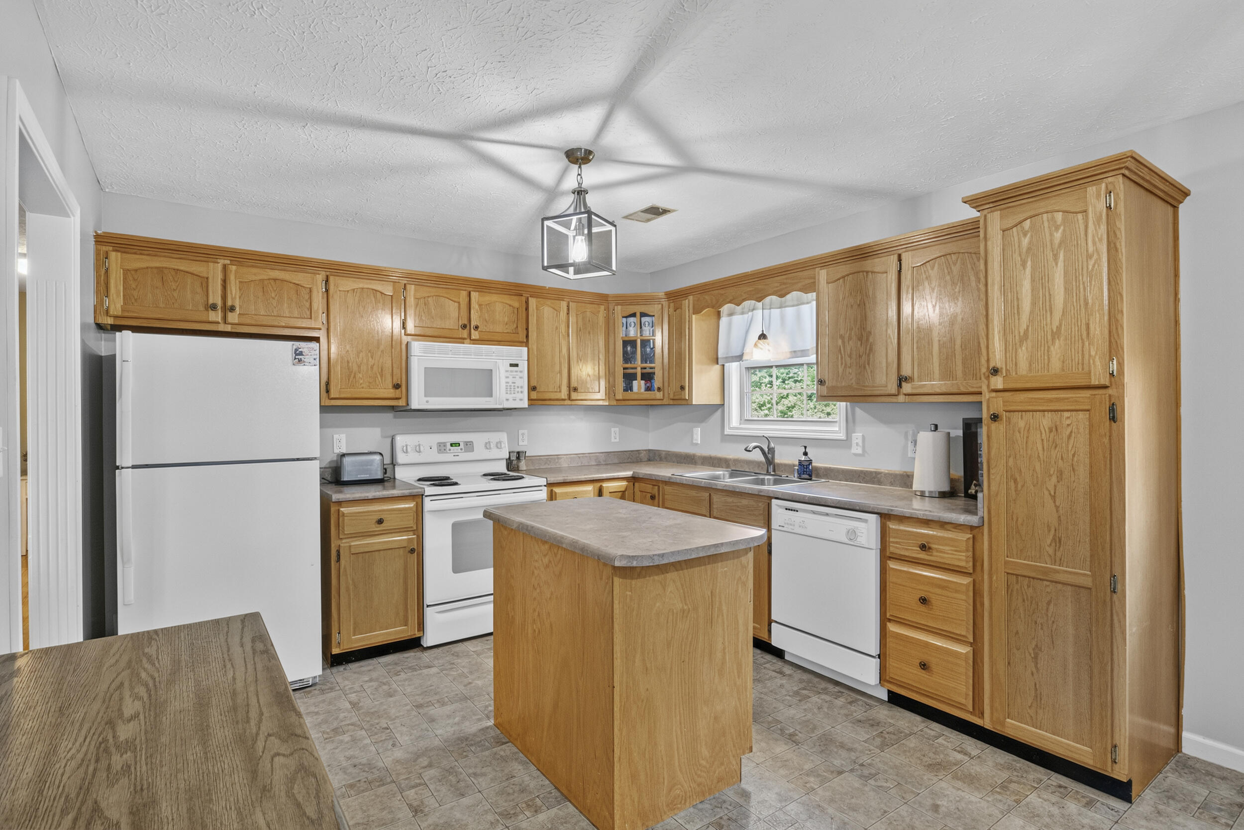 320 Kings Trace Drive Property Photo 3