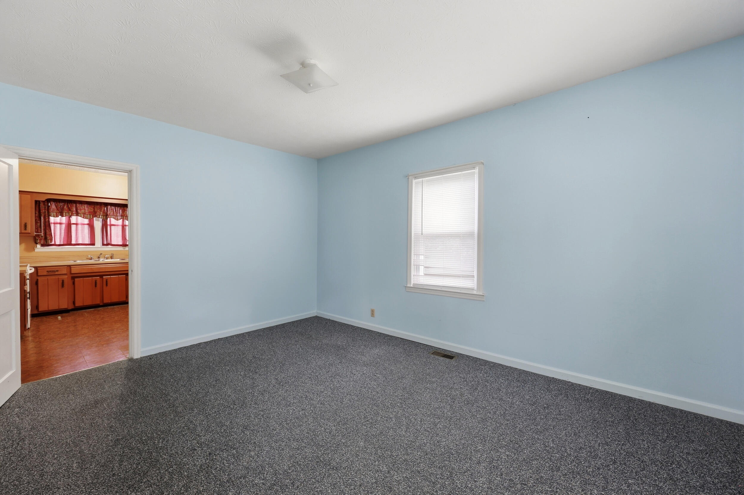 518 Graham Avenue Property Photo 6