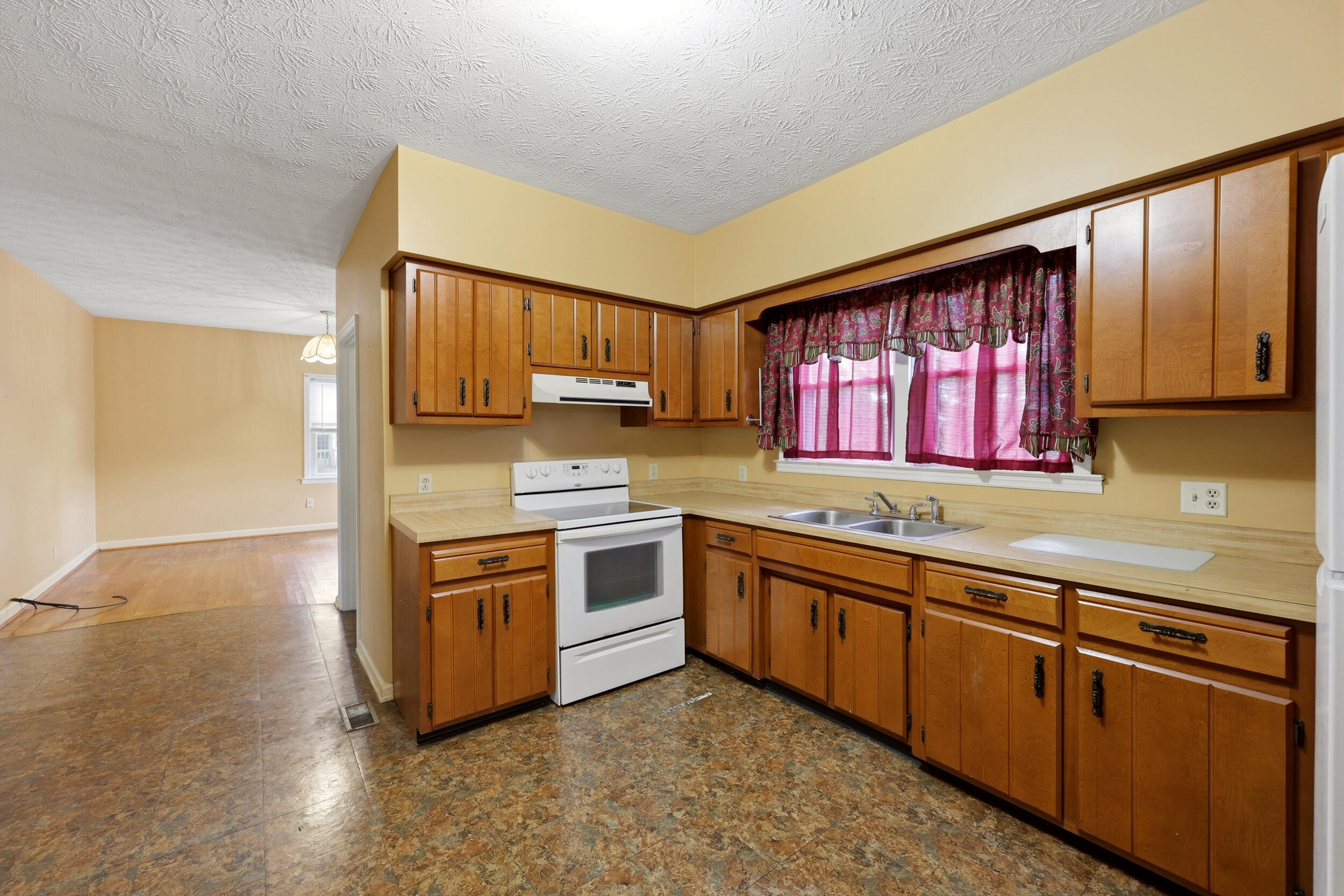 518 Graham Avenue Property Photo 10