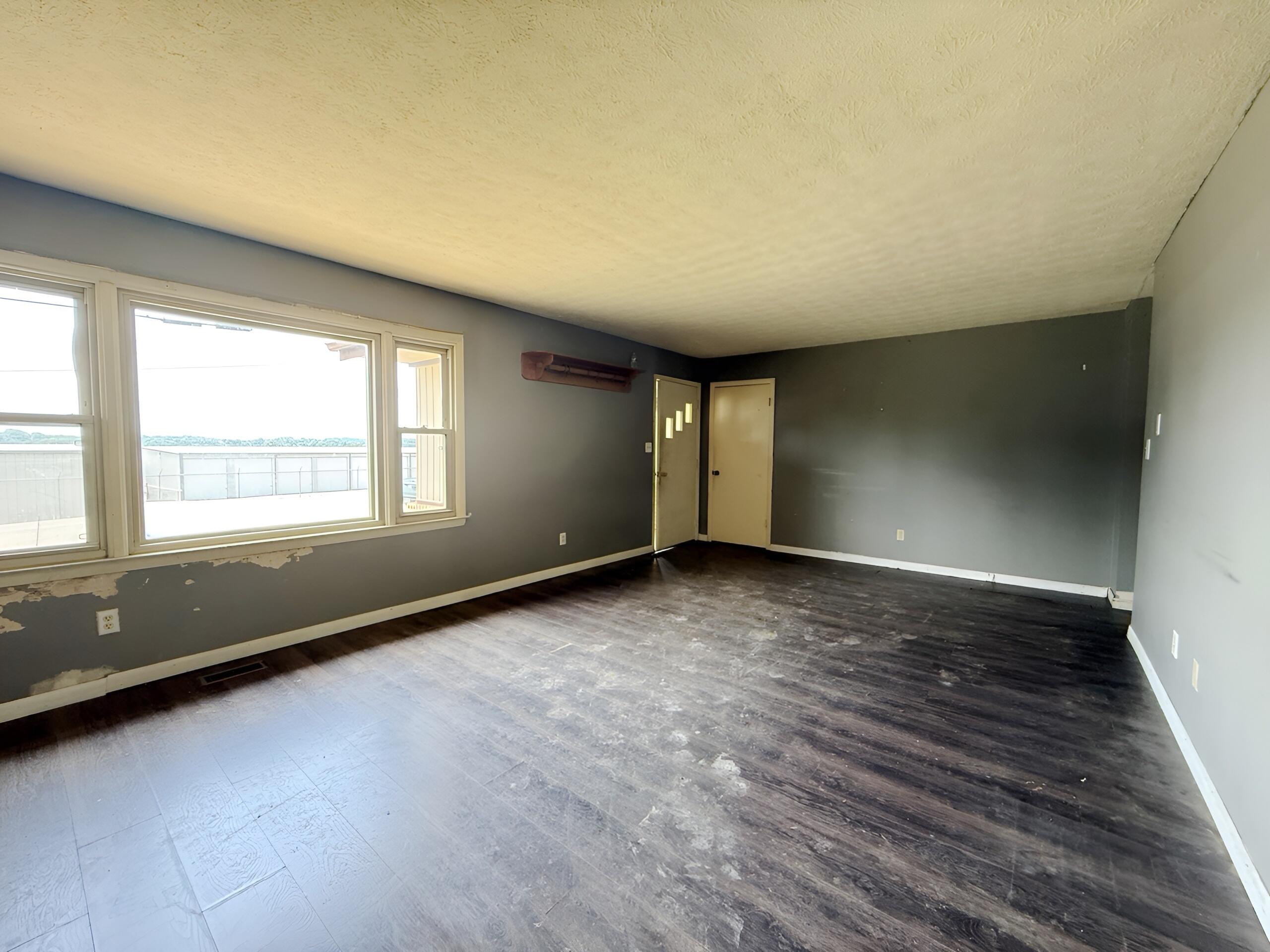 900 Deerfield Lane Property Photo 8