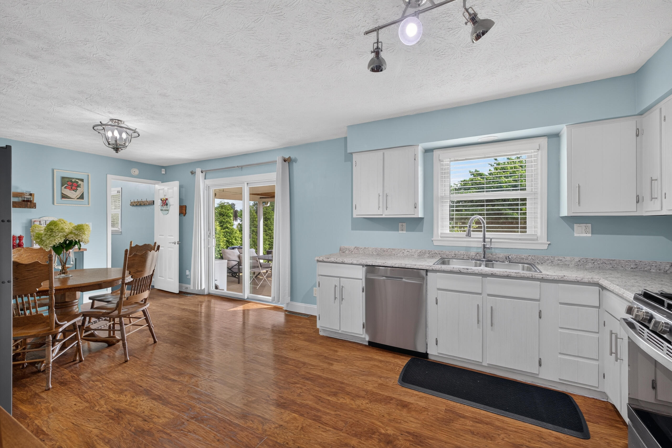 307 Sunset Drive Property Photo 9