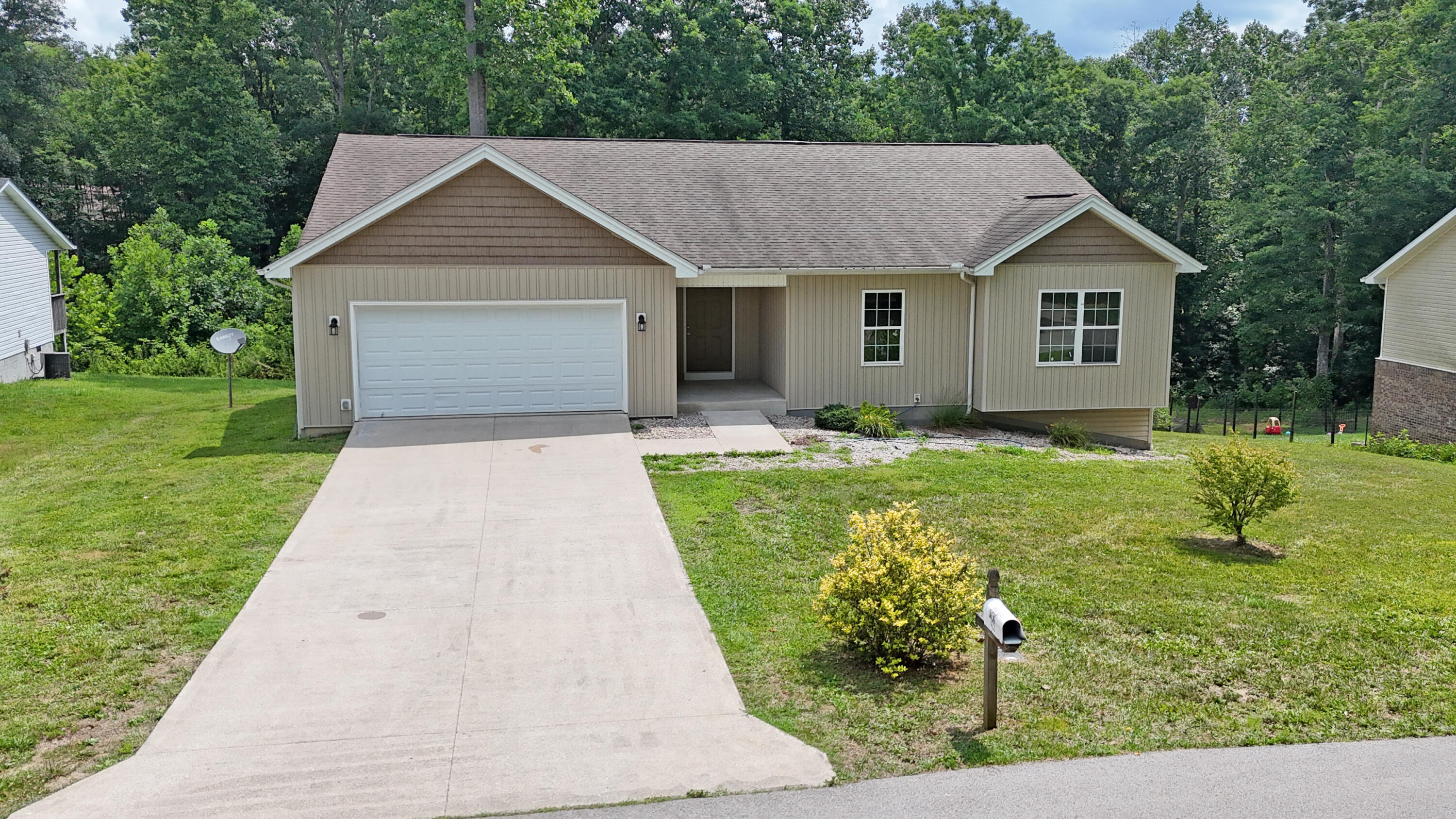 422 Scarlet Oak Drive Property Photo 2
