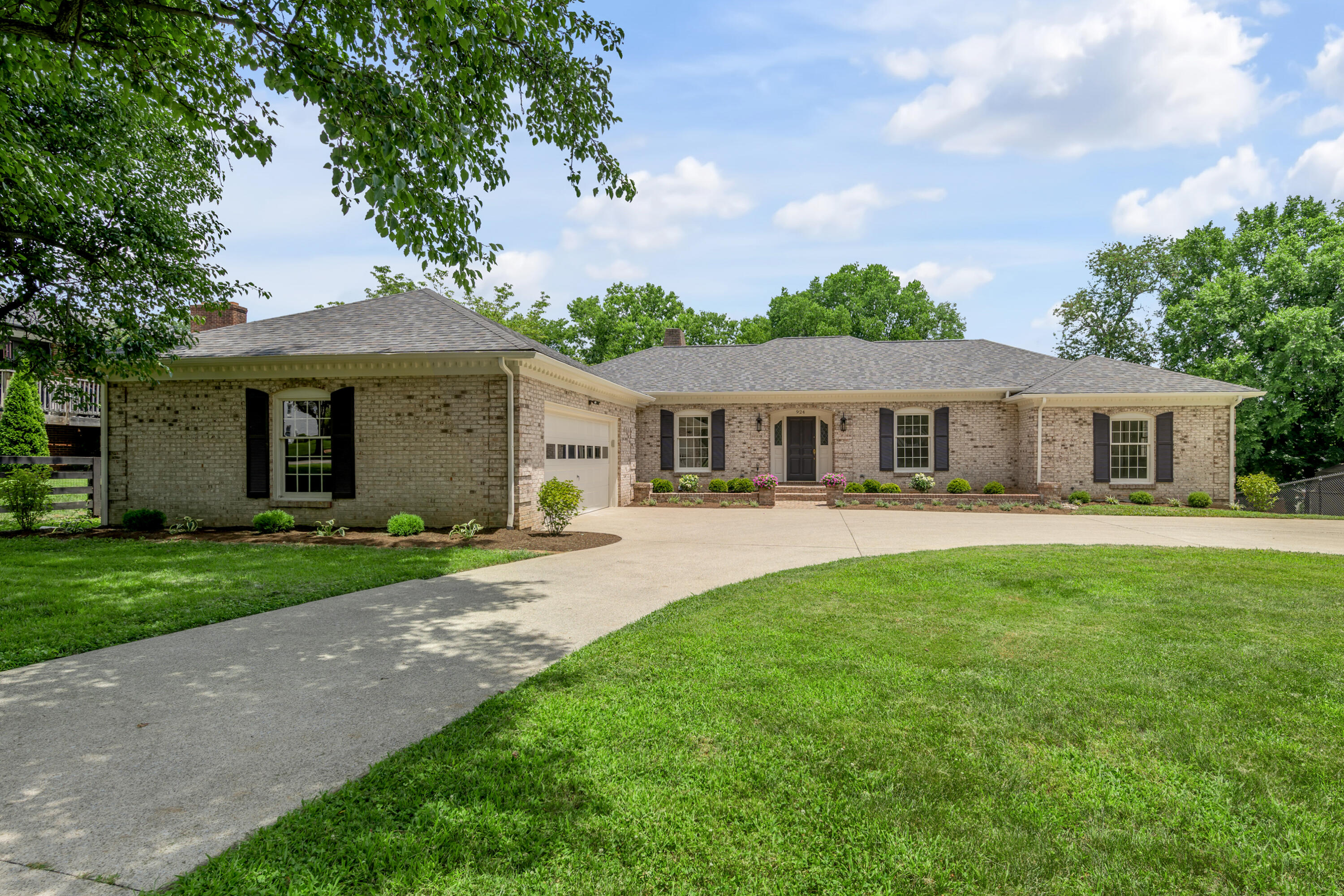 924 Chinoe Road Property Photo 1